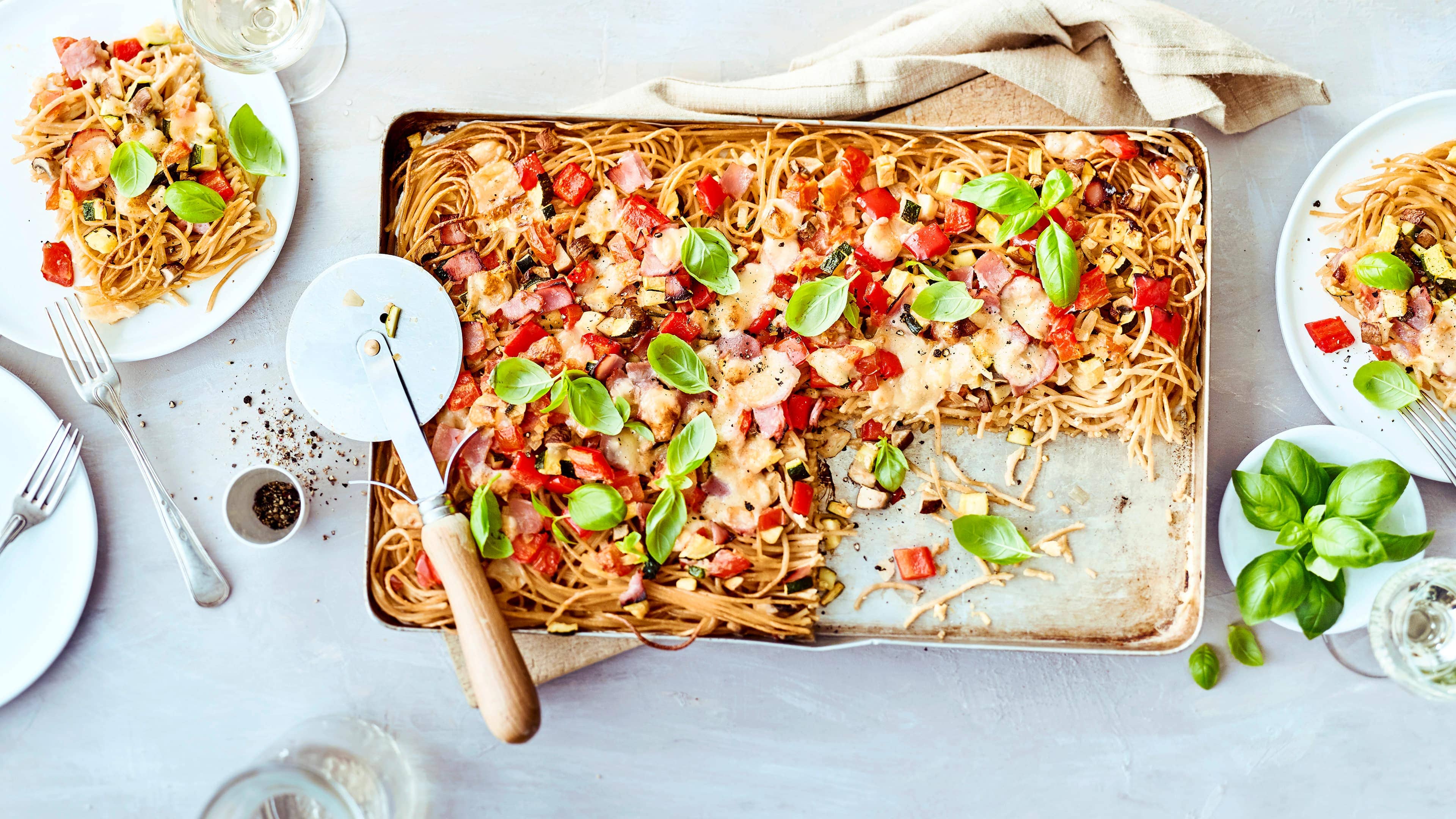 Schummelpizza Für alle, die sich nicht zwischen Pasta und Pizza entscheiden können, ist unser Spaghetti-Pizza-Rezept eine kreative Idee, um beides zeitgleich zu genießen.