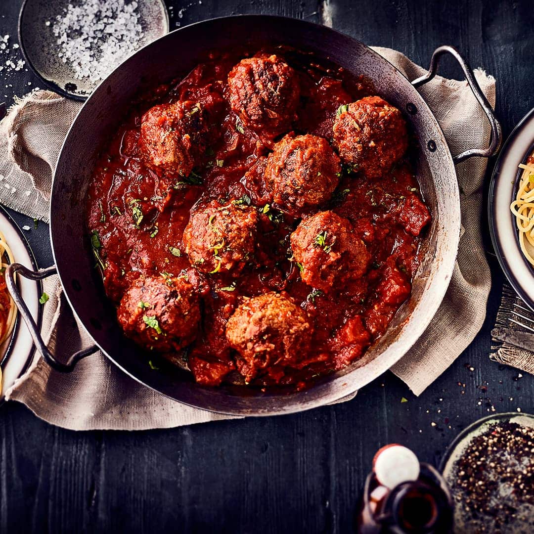 Schmeckt fast wie in Italien: Probieren Sie unser köstliches Rezept für das italienische Gericht Polpette in Tomatensoße. Wir servieren dazu Spaghetti.