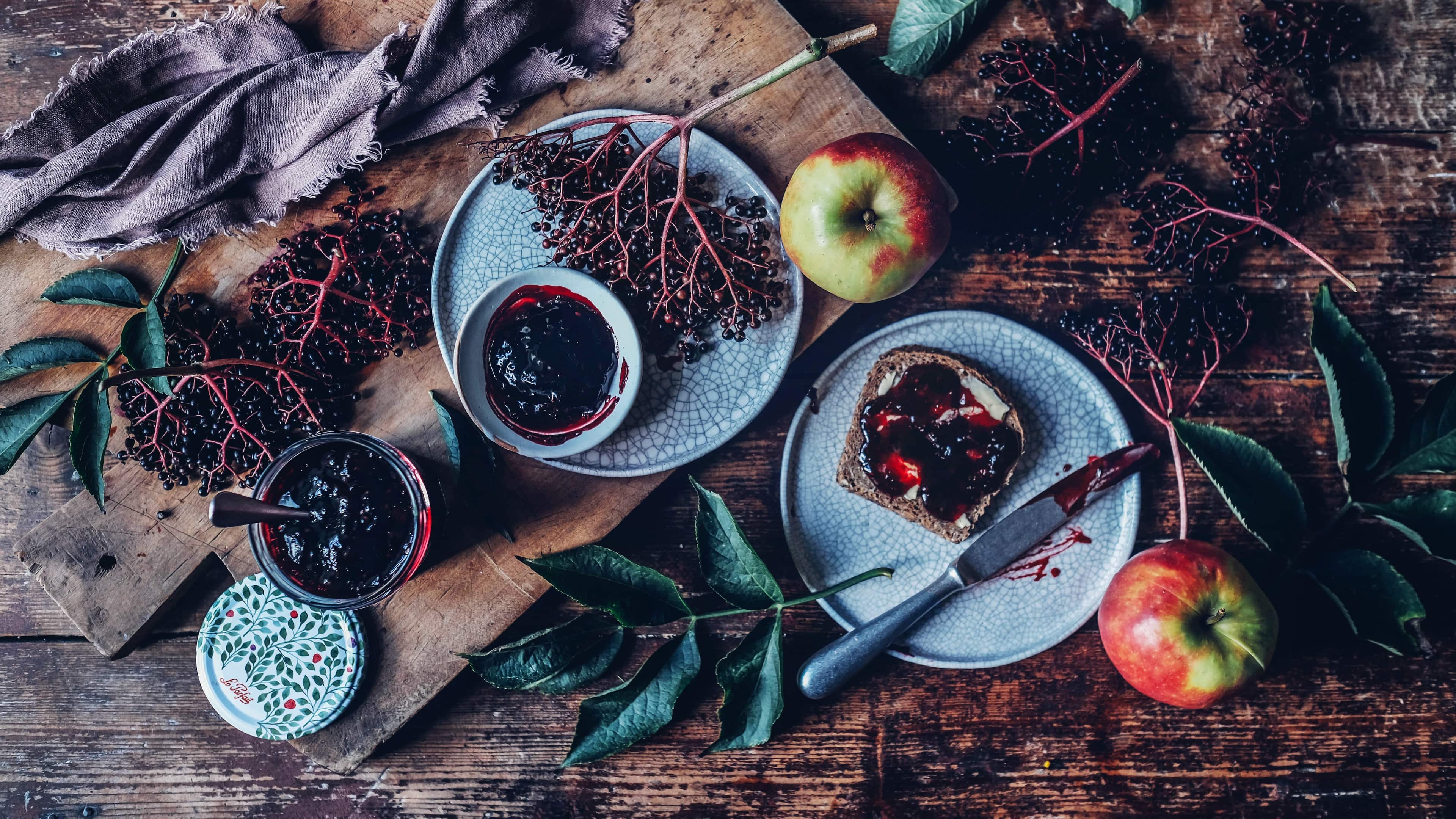 Holundermarmelade Unser Rezept für Holundermarmelade schmeckt am besten mit selbst gepflückten Beeren. Und ein kleiner Tipp: Der Apfel verbessert die Gelierfähigkeit, da Holunderbeeren einen niedrigen Pektingehalt haben.