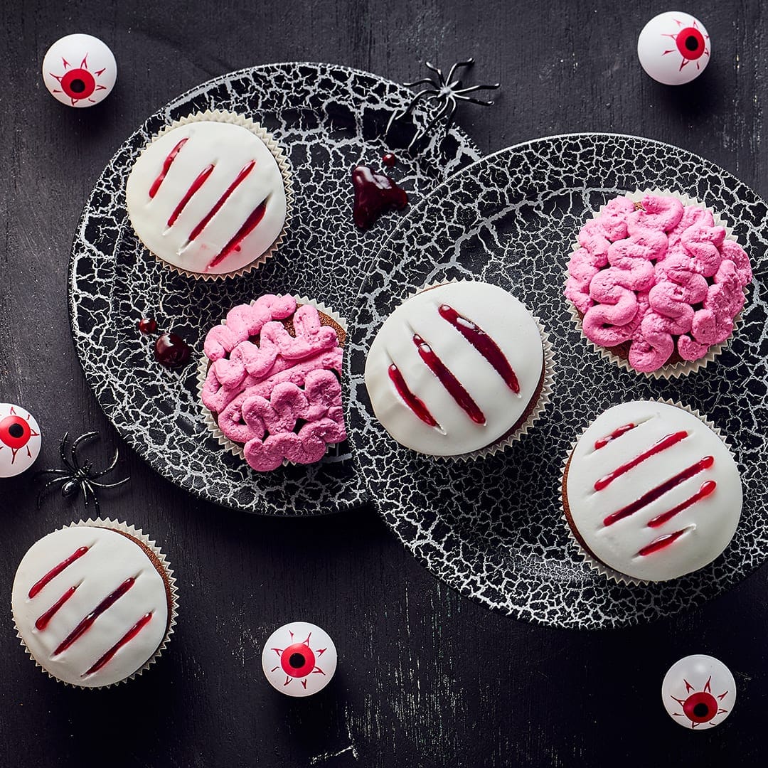 Jetzt wird es gruselig: Probieren Sie unsere Halloween-Cupcakes aus Schokoladenteig mit Schattenmorellen – wahlweise mit Gehirn- oder Kratzspuren-Topping aus weißer Kuvertüre, Johannisbeergelee und Rote-Bete-Saft!
