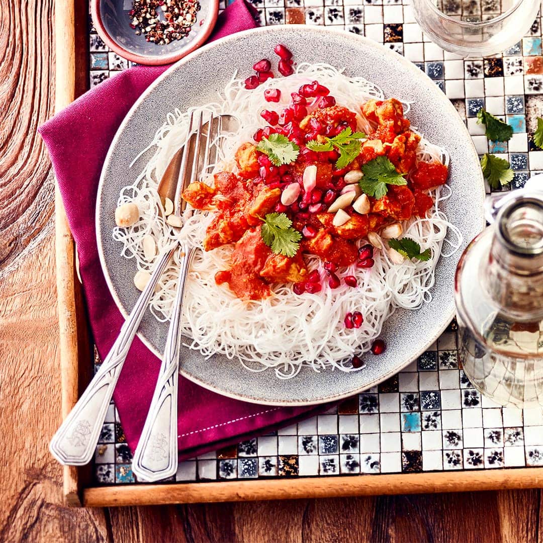 Probieren Sie unsere Reisnudeln mit Geflügelragout und Granatapfel und bereiten Sie das leckere Gericht mit Koriander und Sesamöl nach Rezept selbst zu!