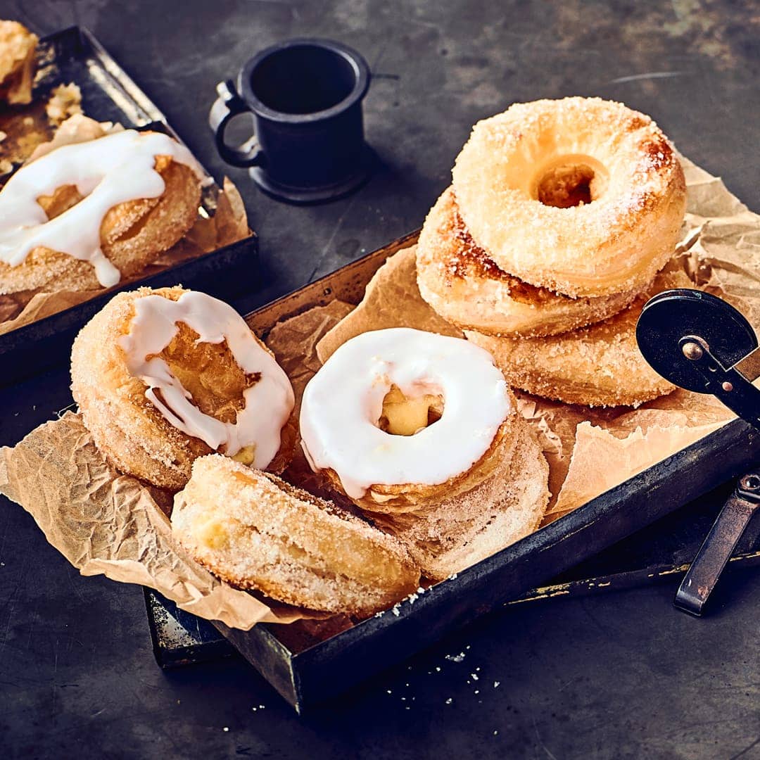 Sie lieben Donuts und Croissants? Dann probieren Sie doch einfach einmal die Kombination aus beiden Leckereien: den Cronut. Unser Rezept zeigt, wie es geht!