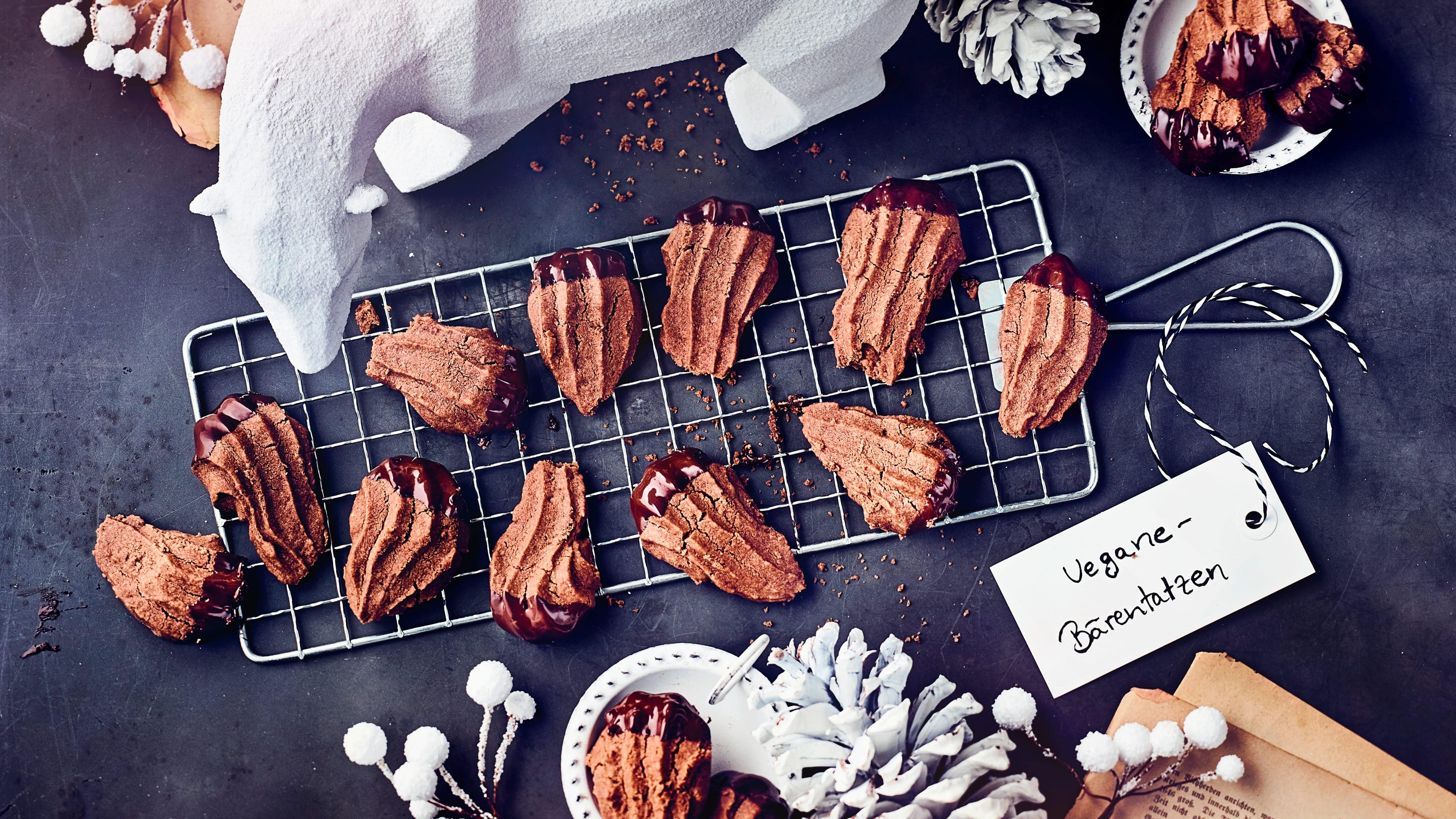 Vegane Bärentatzen Leckere Plätzchen zur Weihnachtszeit? Immer her damit. Unsere veganen Bärentatzen kommen ganz ohne Milch, Butter und Ei aus und schmecken herrlich nach Kakao!