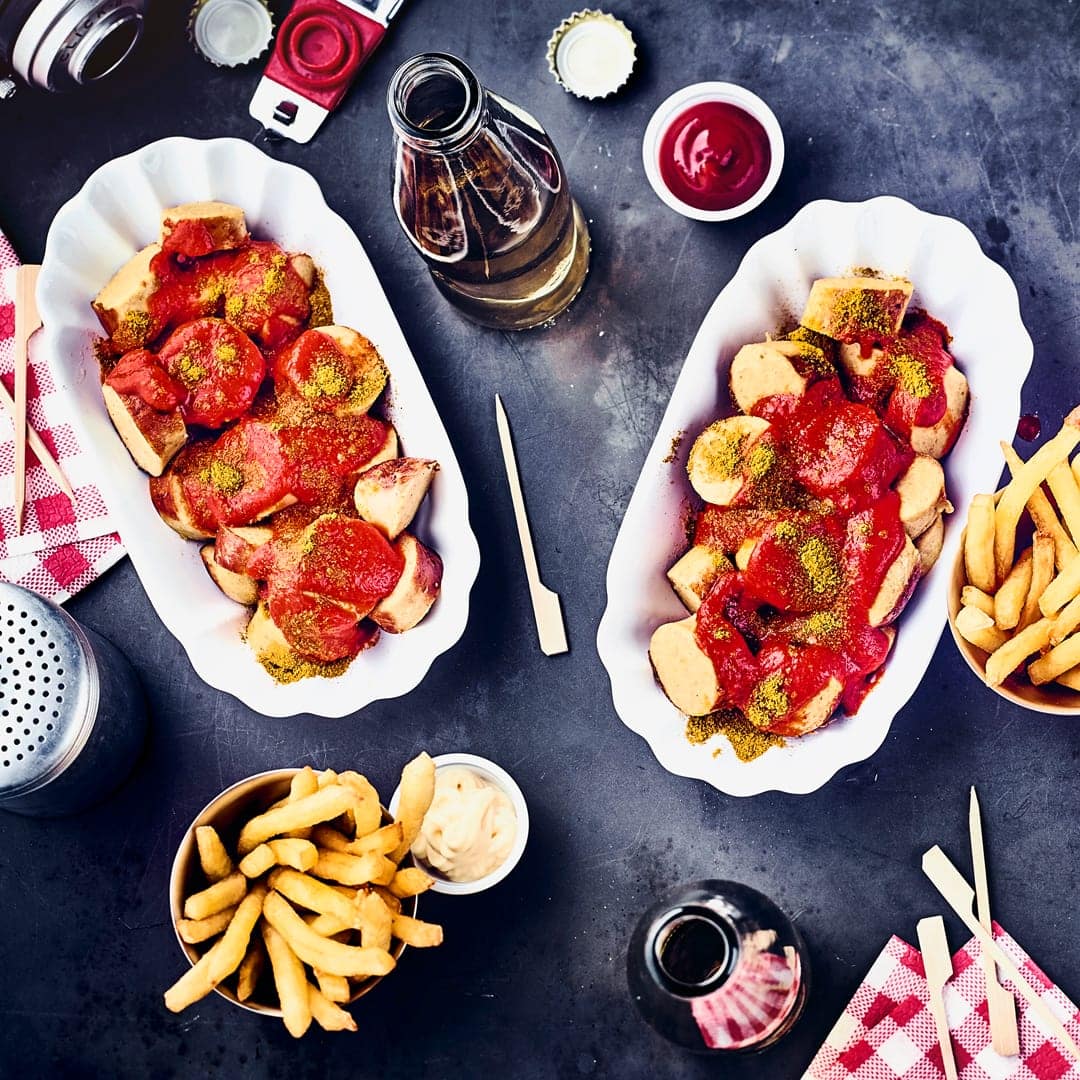 Currywurst extra scharf oder doch etwas milder? Gestalten Sie Ihre Wurst jetzt so, wie Sie es am liebsten mögen. Das Geheimnis liegt in der Sauce und dem selbstgemachten Currypulver.