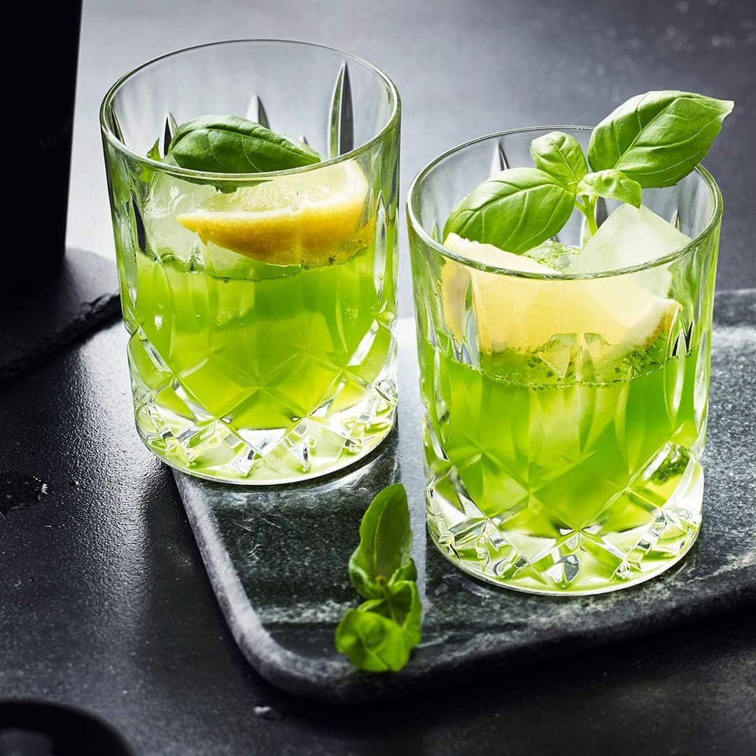 Ein relativ junger Cocktail-Klassiker, der aus Hamburg stammt und es in die große weite Welt geschafft hat: Gin Basil Smash mit Basilikum und Zitrone.