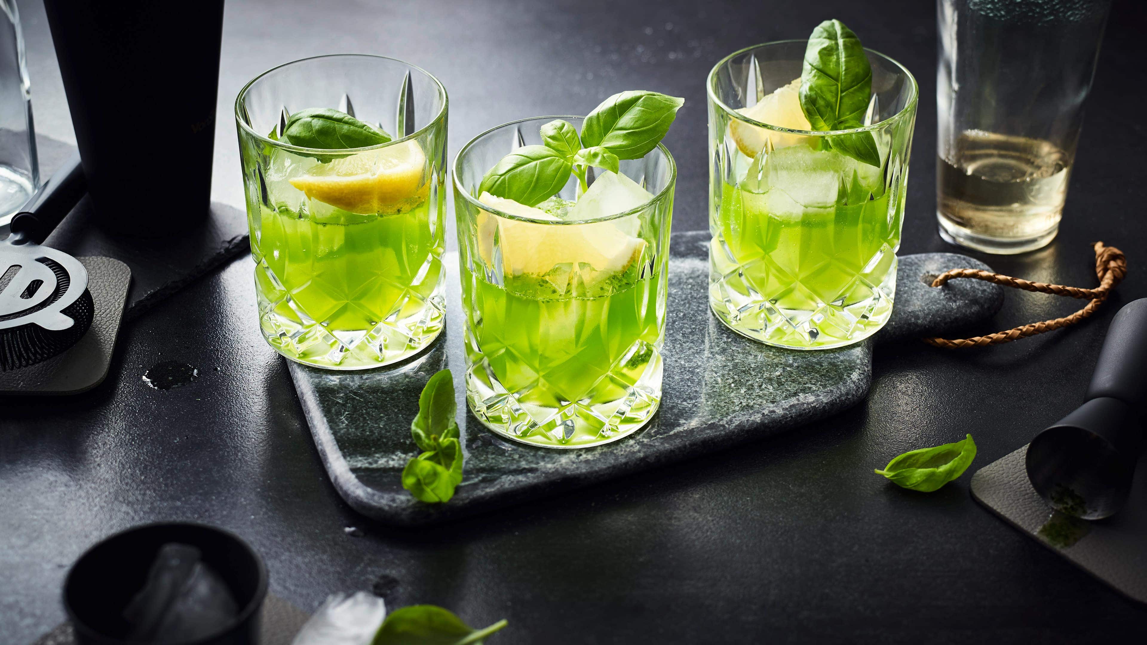 Gin Basil Smash Ein relativ junger Cocktail-Klassiker, der aus Hamburg stammt und es in die große weite Welt geschafft hat: Gin Basil Smash mit Basilikum und Zitrone.
