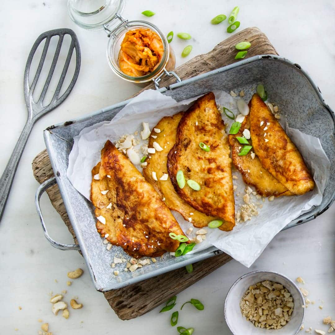 Genießen Sie das koreanische Nationalgericht einmal anders: Mit unserem Rezept für Kimchi-Pancakes an Kresse-Dip erleben Sie den eingelegten Chinakohl jetzt neu!