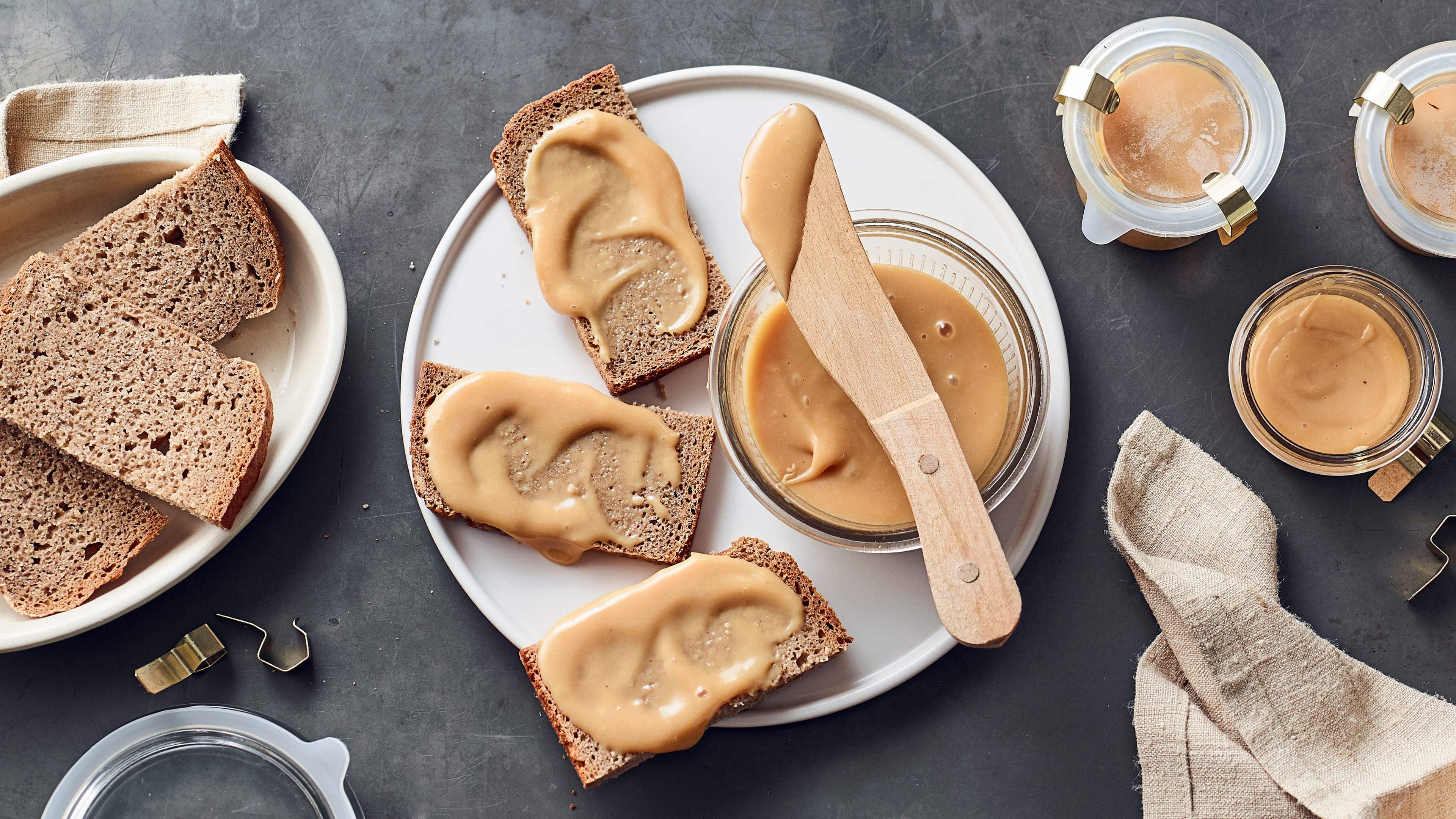 Dulce de leche In Lateinamerika als Brotaufstrich bereits bestens bekannt ist diese Creme aus Zucker, Sahne, Milch und Vanille: Dulce de leche sollten Sie unbedingt einmal ausprobieren!