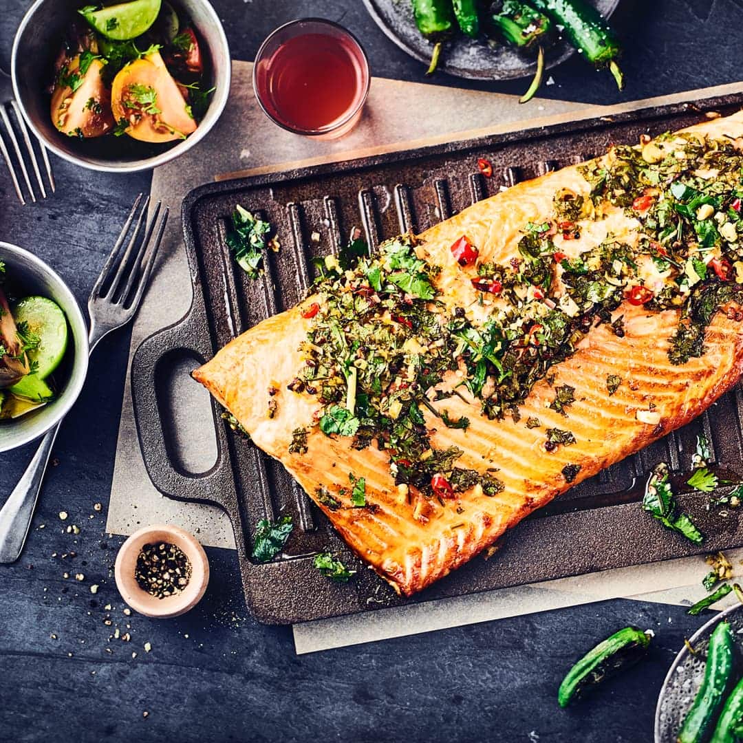 Gegrilltes LachsfiletGrillgenuss vom Feinsten: Wildlachsfilet mit sommerlichem Tomaten-Salat und Pimentos: Für echte Genießer!