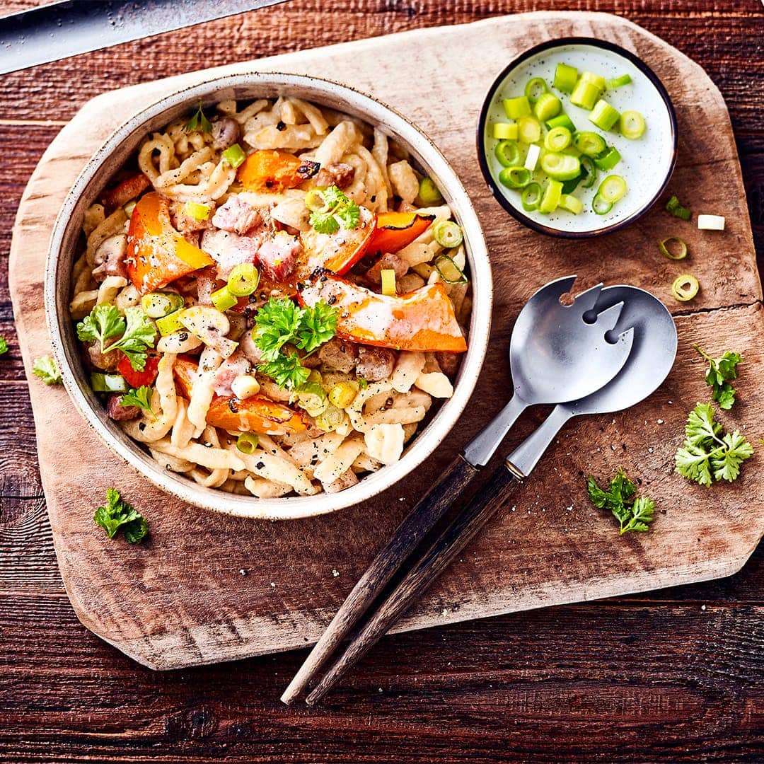 Für wen Spätzle die besten Teigwaren sind, der sollte unbedingt einmal das Rezept für Spätzlesalat ausprobieren. In unserem Rezept werden die Spätzle mit Kürbis, Champignons und Bauchspeck kombiniert.