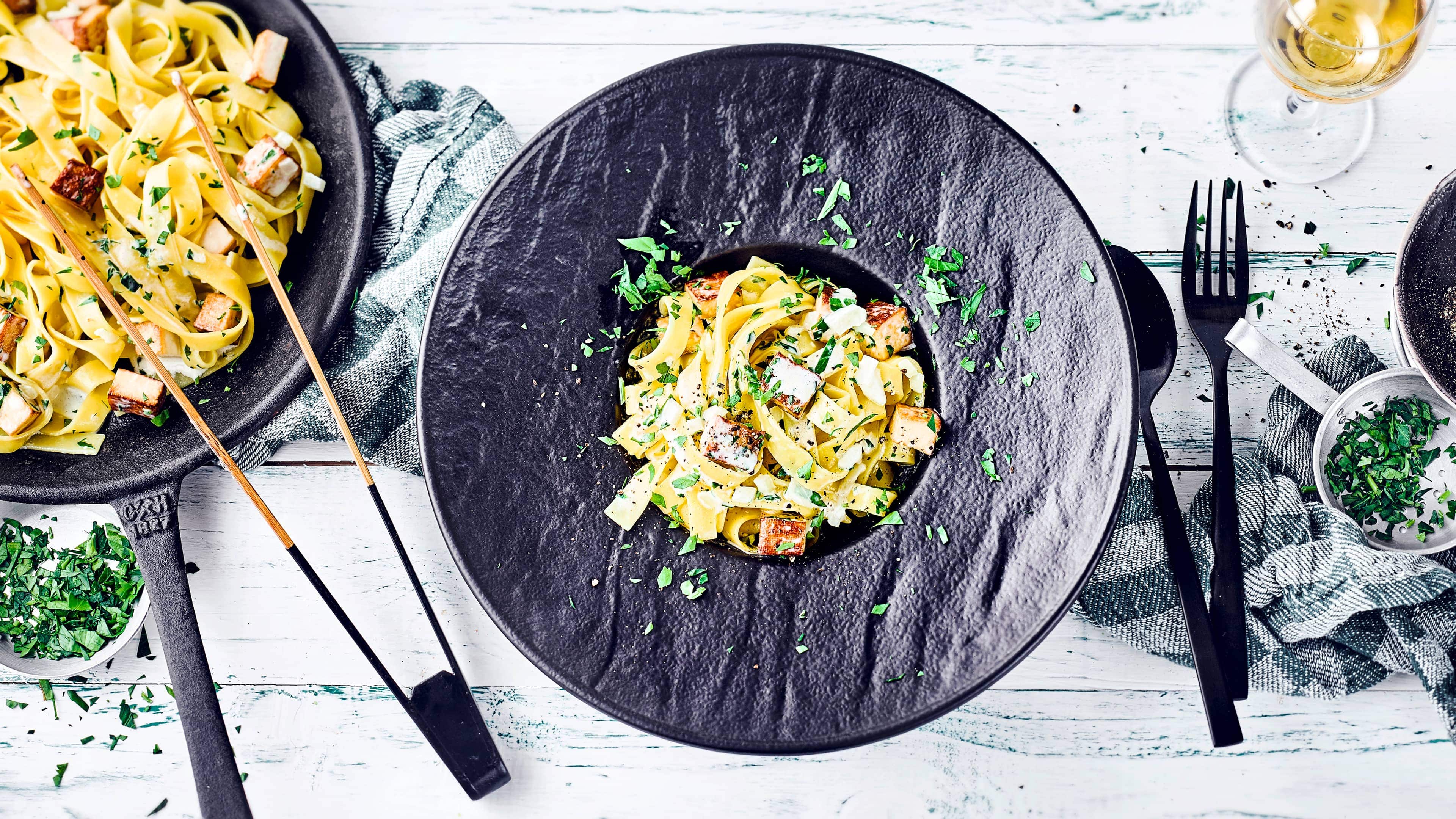 Unser leckeres Rezept kommt völlig ohne tierische Zutaten aus und schmeckt super lecker: Vegane Pasta Carbonara mit Räuchertofu und frischer Petersilie.