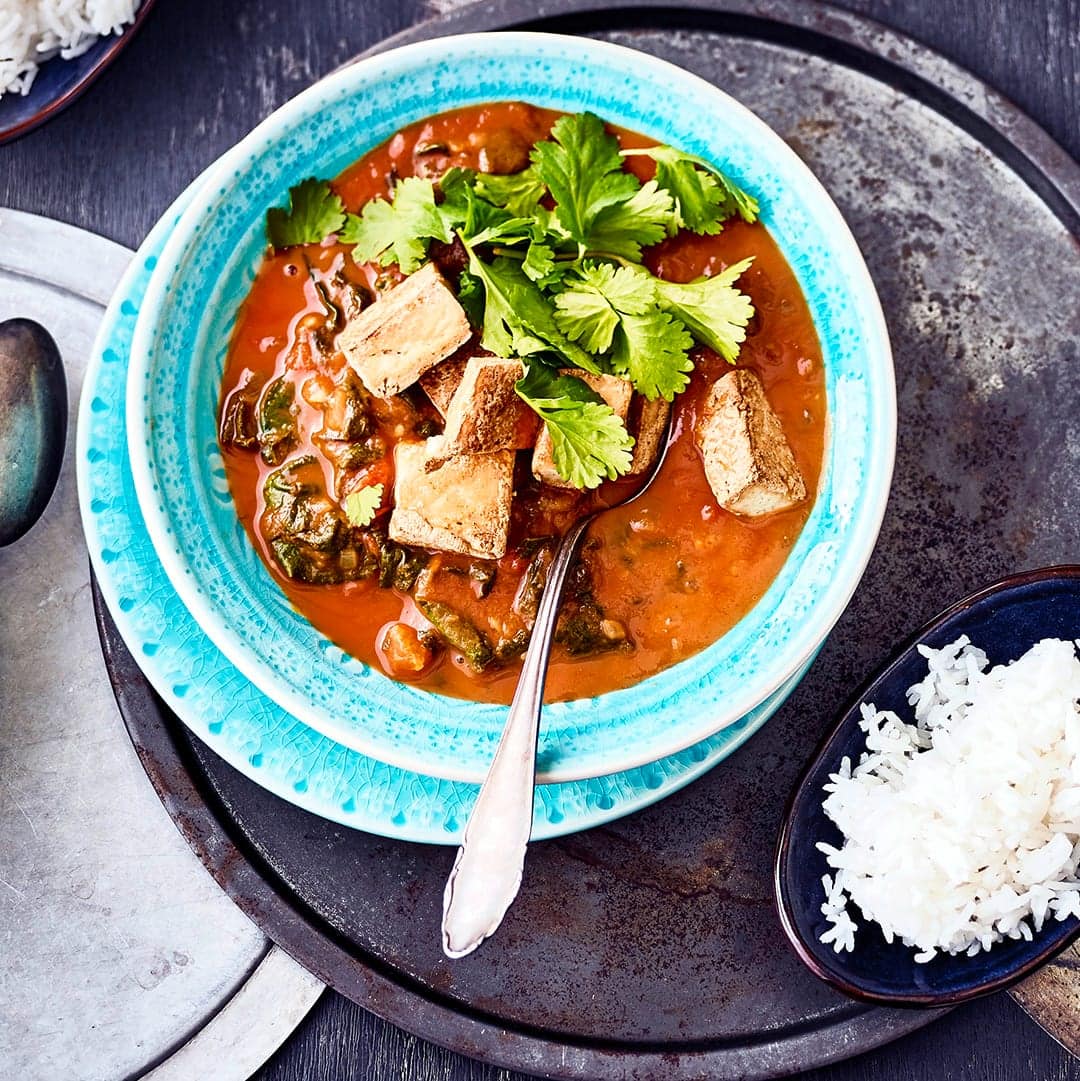 Heute auf dem Speiseplan ein indisches Curry mit Spinat, Tomaten, vielen Gewürzen und Paneer – einem leicht bröseligen Frischkäse aus Kuhmilch.