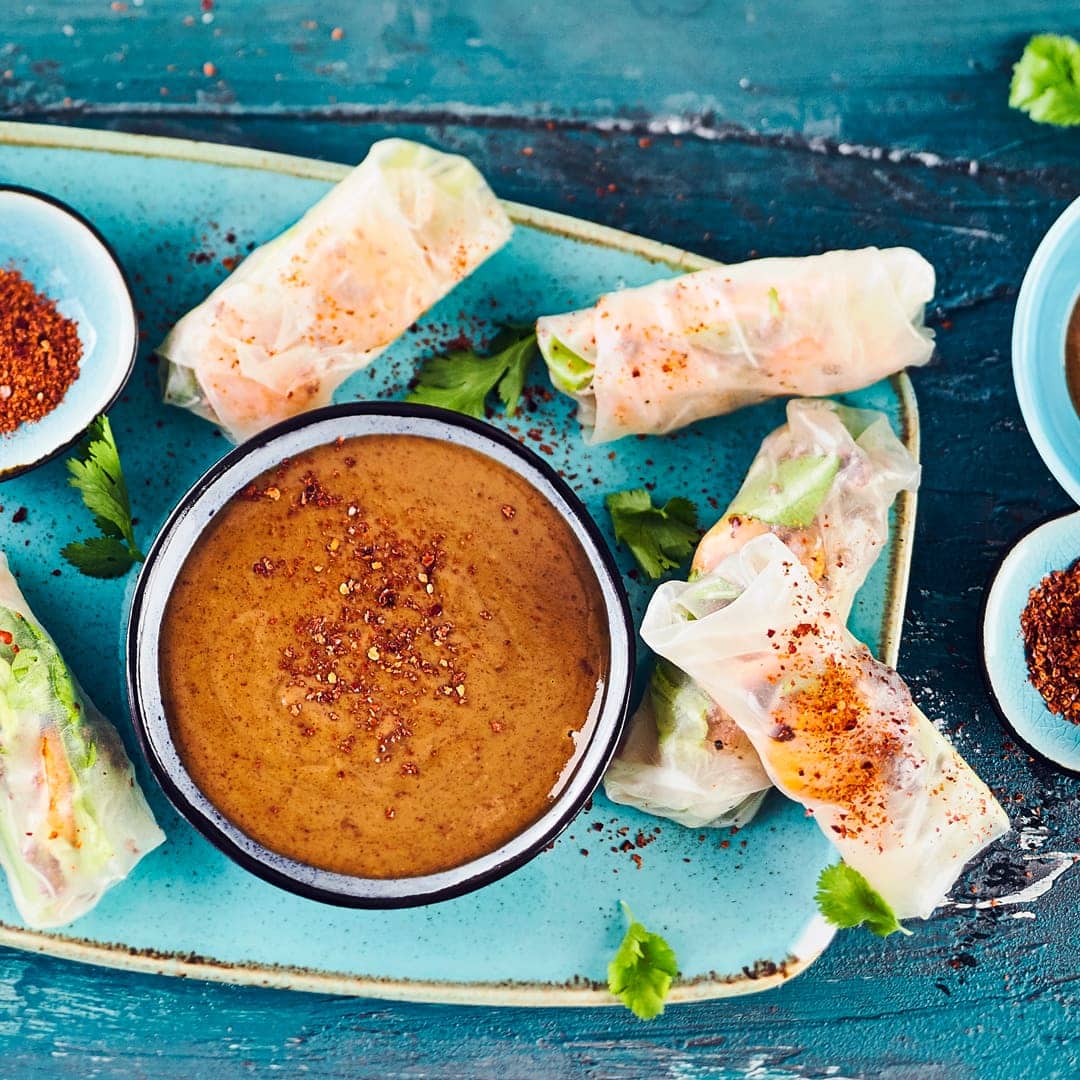 Lust auf ein Rezept für vietnamesische Frühlingsrollen? Unsere sind mit Gemüse, Hackfleisch und Garnelen gefüllt und werden mit süß-scharfer Sauce serviert.