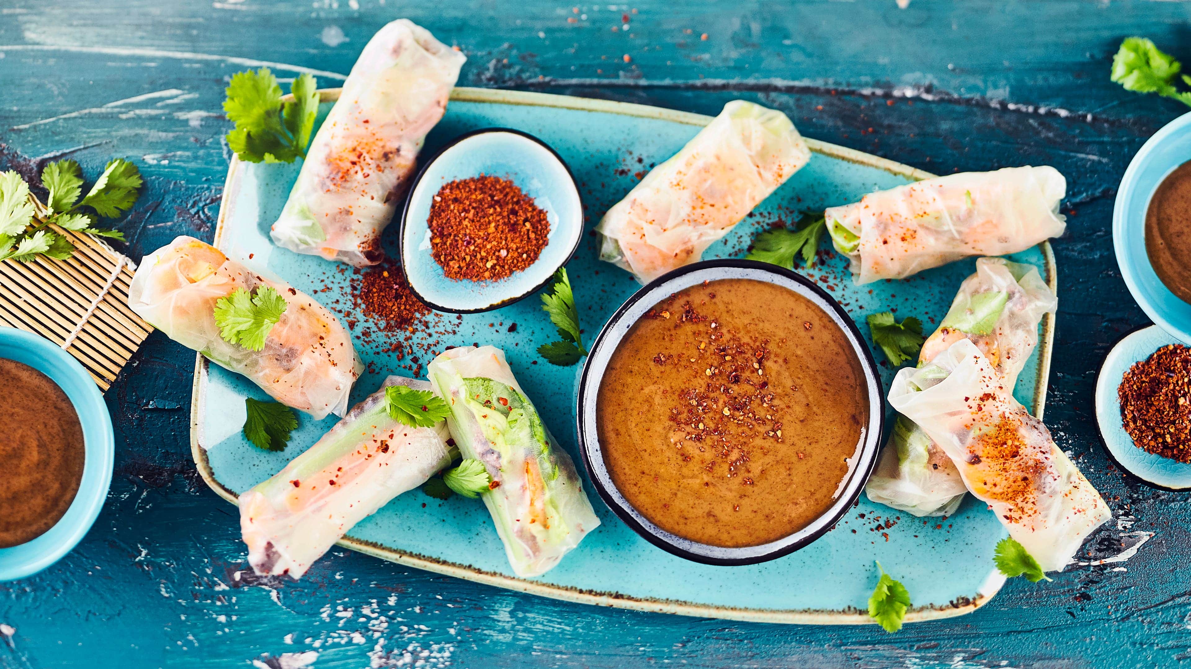 Vietnamesische Frühlingsrollen Lust auf ein Rezept für vietnamesische Frühlingsrollen? Unsere sind mit Gemüse, Hackfleisch und Garnelen gefüllt und werden mit süß-scharfer Sauce serviert.