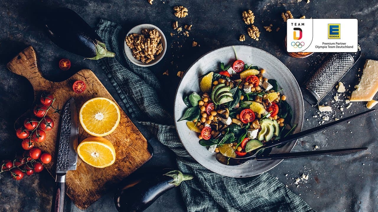 Kichererbsen-Walnuss-Salat YouTube Platzhalterbild für ein Video mit dem Titel 'Kichererbsen-Walnuss-Salat'.