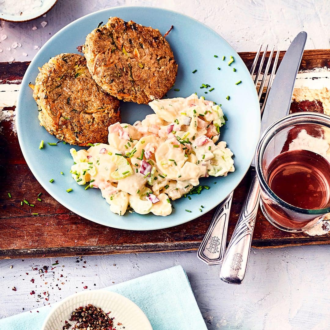Eine vegane Alternative zu Würstchen oder Frikadellen mit Kartoffelsalat: Selbstgemachte knusprige Vollwertfrikadelle mit veganem Kartoffelsalat.