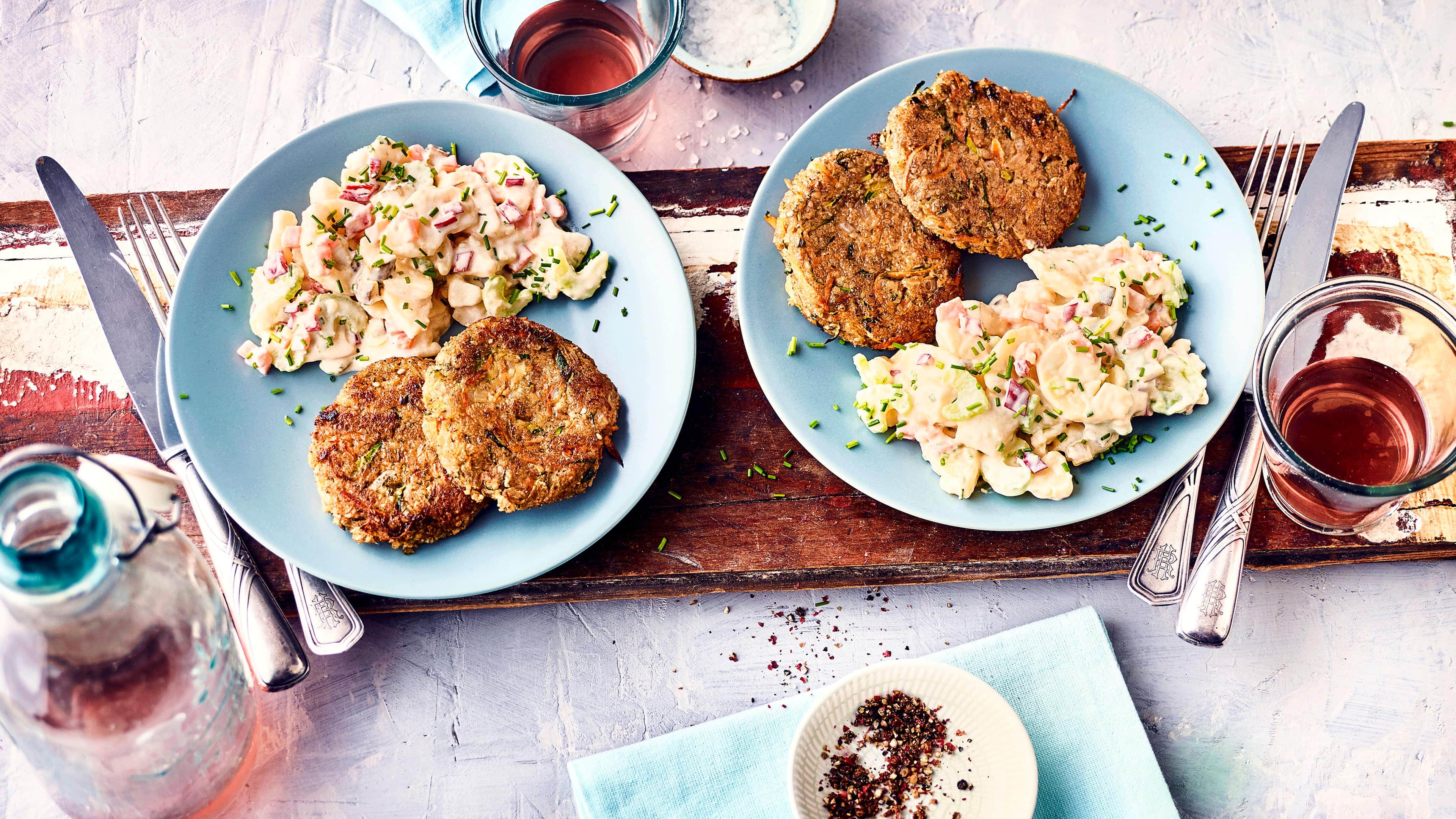 Grünkernküchlein Eine vegane Alternative zu Würstchen oder Frikadellen mit Kartoffelsalat: Selbstgemachte knusprige Vollwertfrikadelle mit veganem Kartoffelsalat.