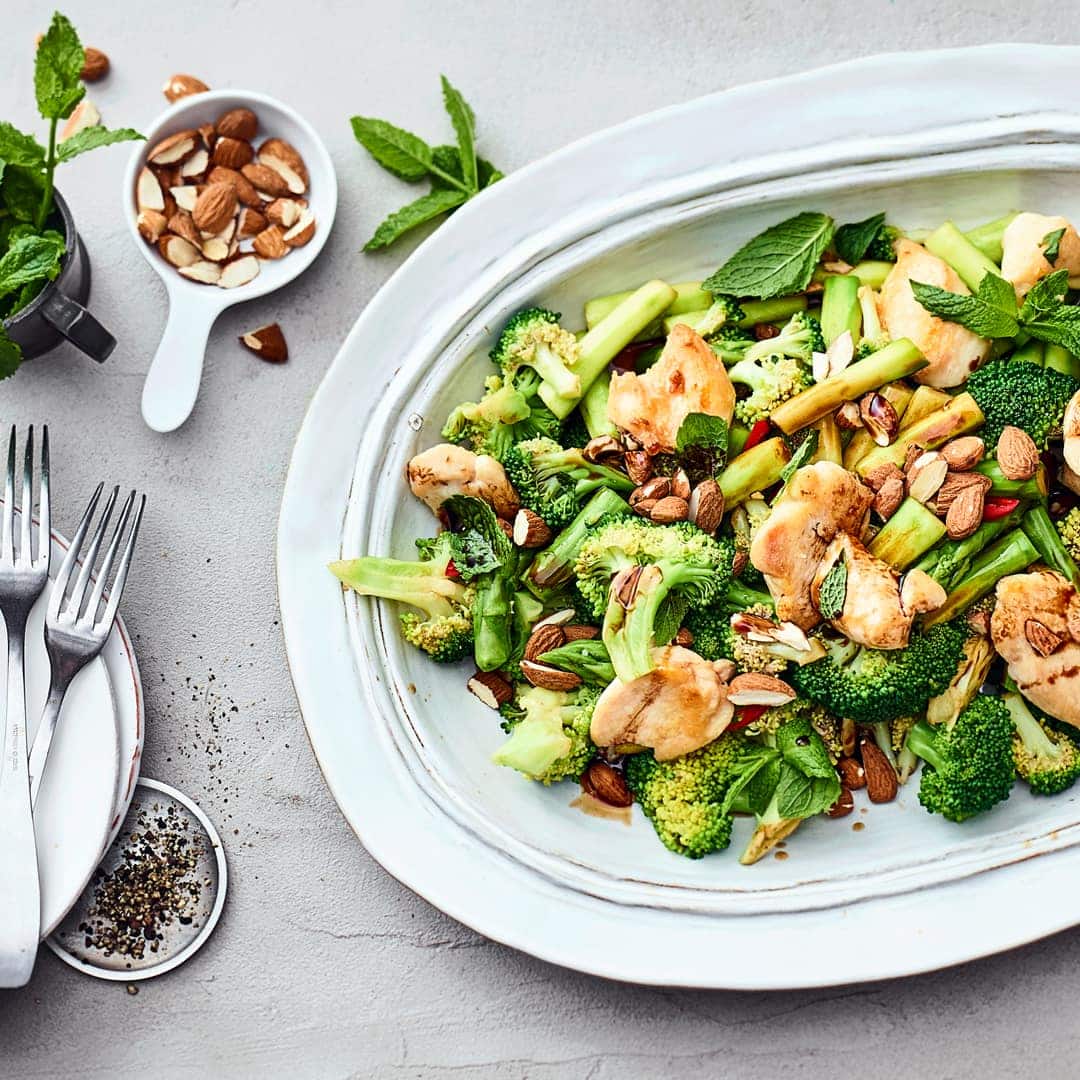 Wenn Sie auf der Suche nach einem frischen und leckeren Abendessen mit wenig Kohlenhydraten sind haben wir hier genau das Richtige: Brokkolisalat mit Hähnchenbrustfilet, Spargel und Mandeln.