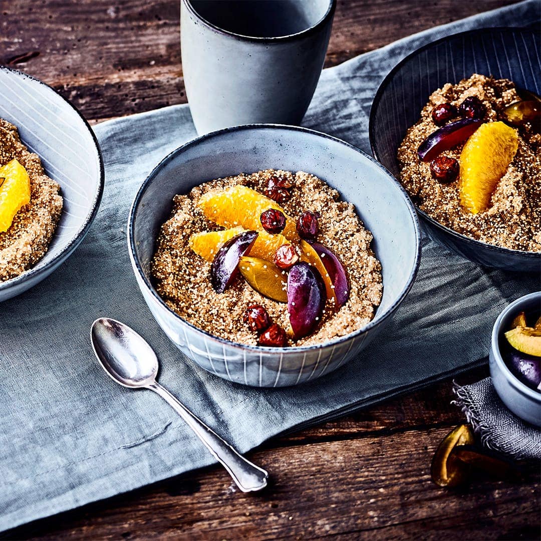 Porridge mal anders? Probieren Sie doch mal unseren Amaranth-Porridge mit Pflaumen, einer Orange und Haselnüssen für den perfekten Start in den Tag!