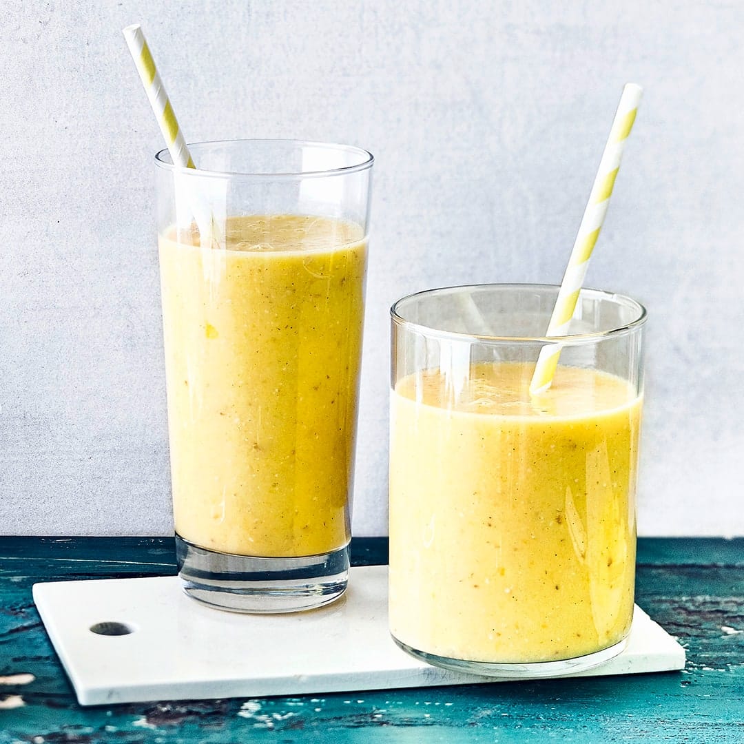 Mit unserem Mango-Fitness-Shake-Rezept mixen Sie einen Drink mit Mango, Buttermilch und Vanille, Hefeflocken verleihen ihm eine cremige Konsistenz.