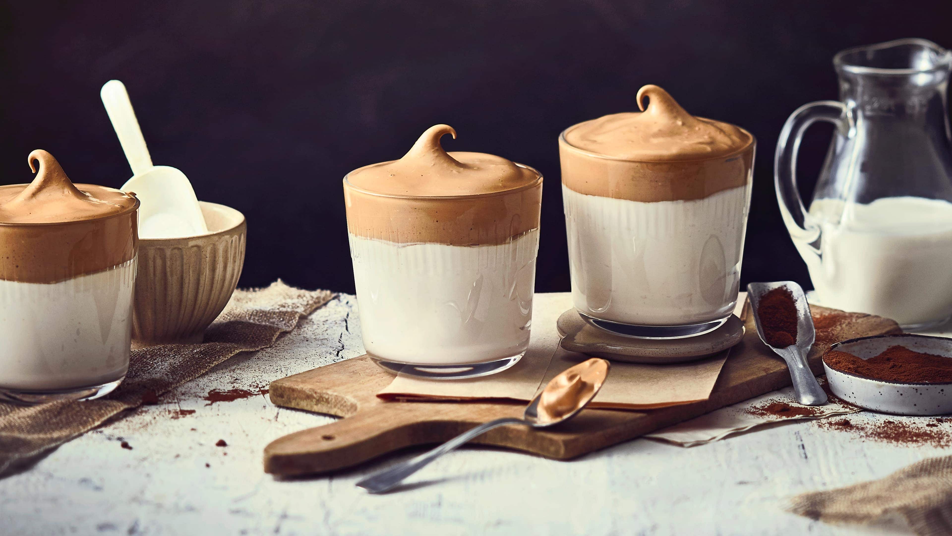 Dalgona Coffee Nur wenige Schritte und Zutaten und schon haben Sie eine köstliche Kaffee-Spezialität für zuhause: Unser Rezept für Dalgona Coffee.