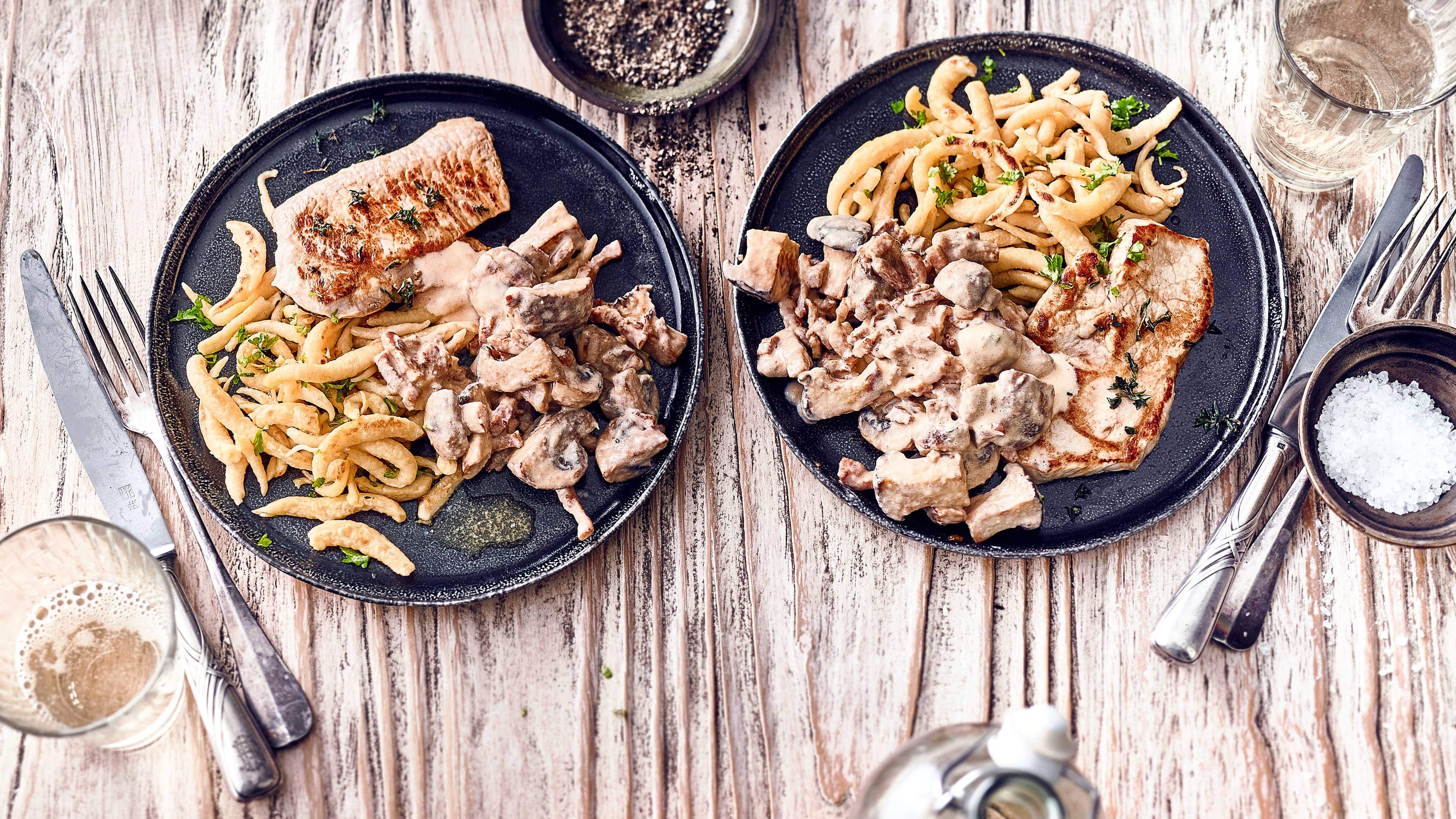 Schnitzel Jägerart Probieren Sie unser leckeres Rezept für Schnitzel Jägerart aus: Mit Spätzle, Petersilienwurzel, geräuchertem Schinken und frischen Pilzen!