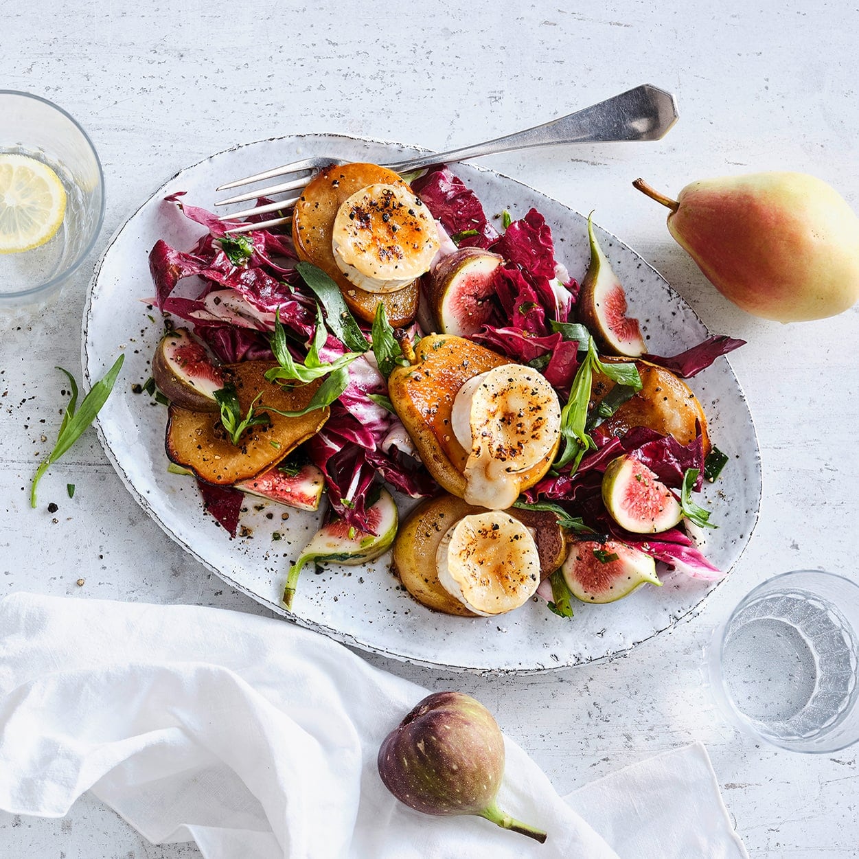Die Kombination aus Birne, Radiccio, Feigen und Ziegenkäse schmeckt herrlich aromatisch. Probieren Sie unser Rezept für überbackene Birne mit Radicchio.
