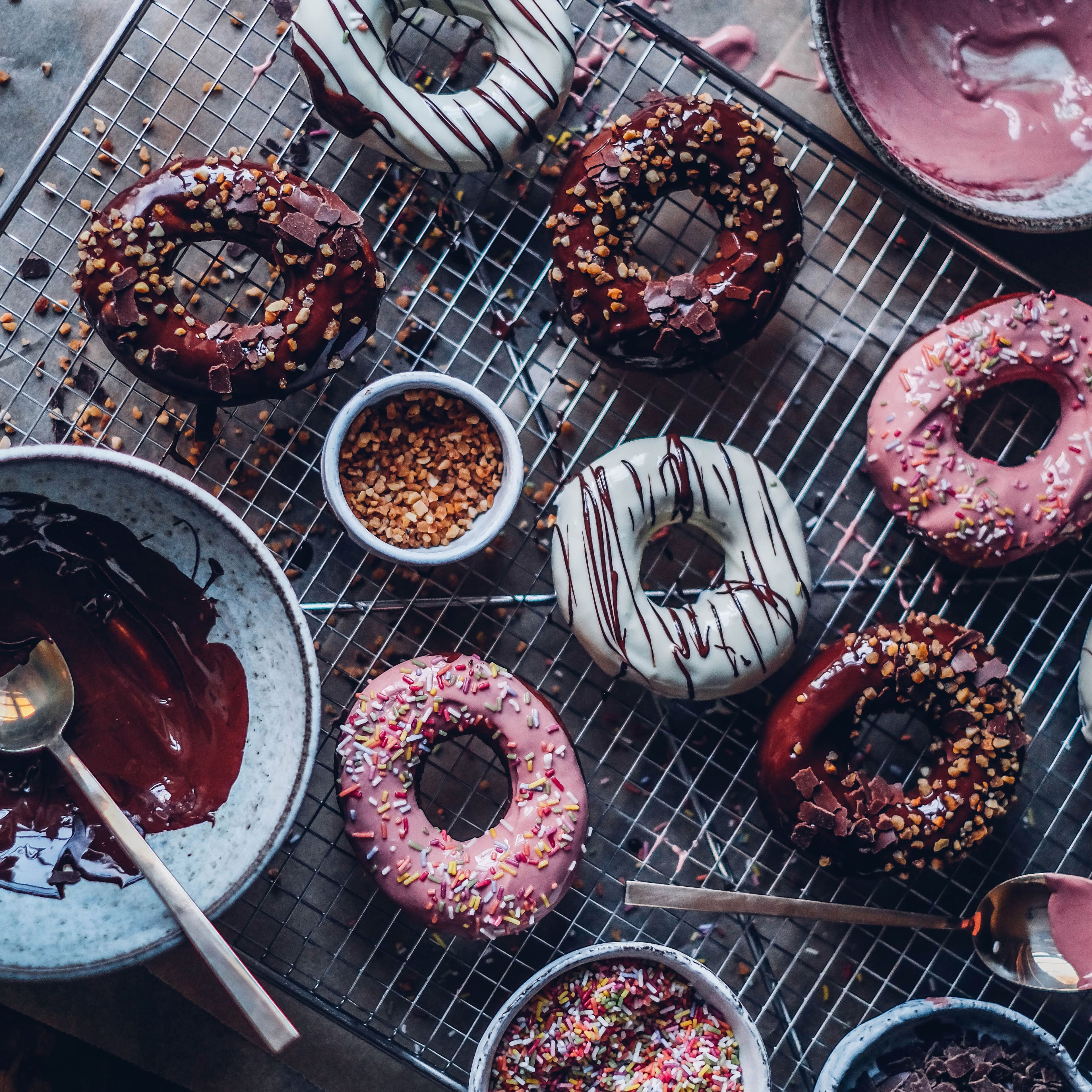 Donuts brauchen kein Comeback, sie sind quasi Dauerbrenner. Mit selbstgemachtem Teig, leckerem Schokoladenguss und allerlei süßen Toppings finden wir diese Variante unwiderstehlich.