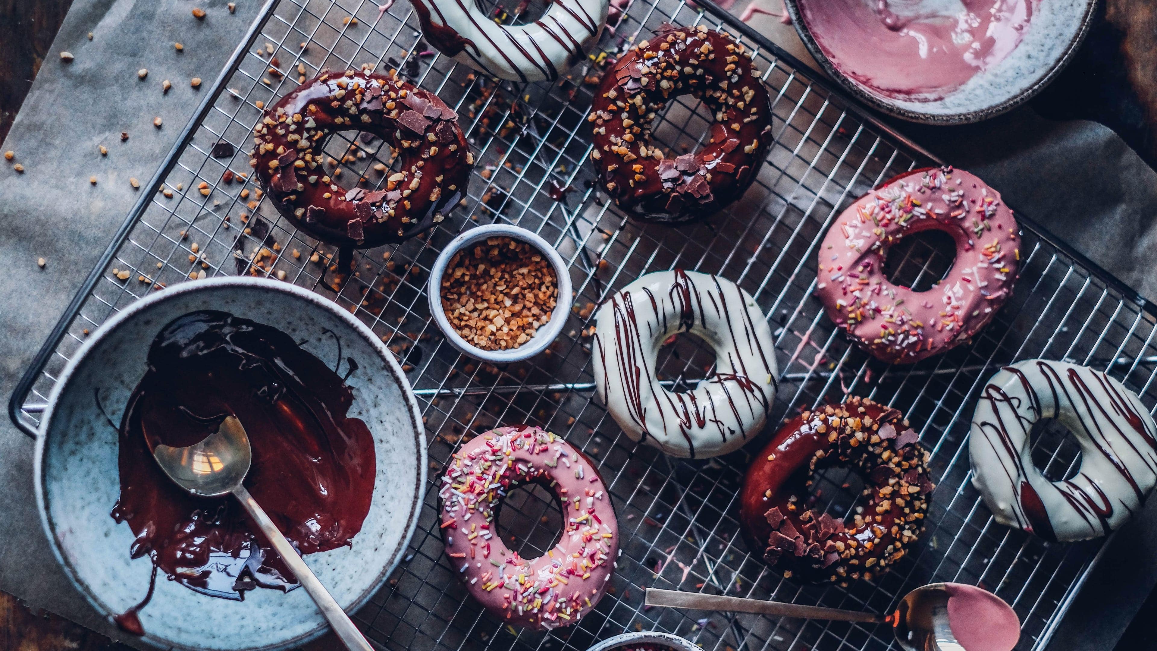 Donut-Teig Donuts brauchen kein Comeback, sie sind quasi Dauerbrenner. Mit selbstgemachtem Teig, leckerem Schokoladenguss und allerlei süßen Toppings finden wir diese Variante unwiderstehlich.
