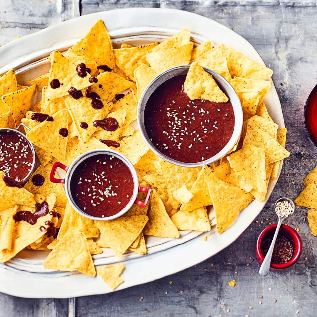Achtung scharf: Mexikanische Soße mit viererlei Chili-Schoten und Zartbitterschokolade. Passt perfekt zu Tortilla Chips oder Speisen wie Hähnchenschenkel oder Enchiladas.