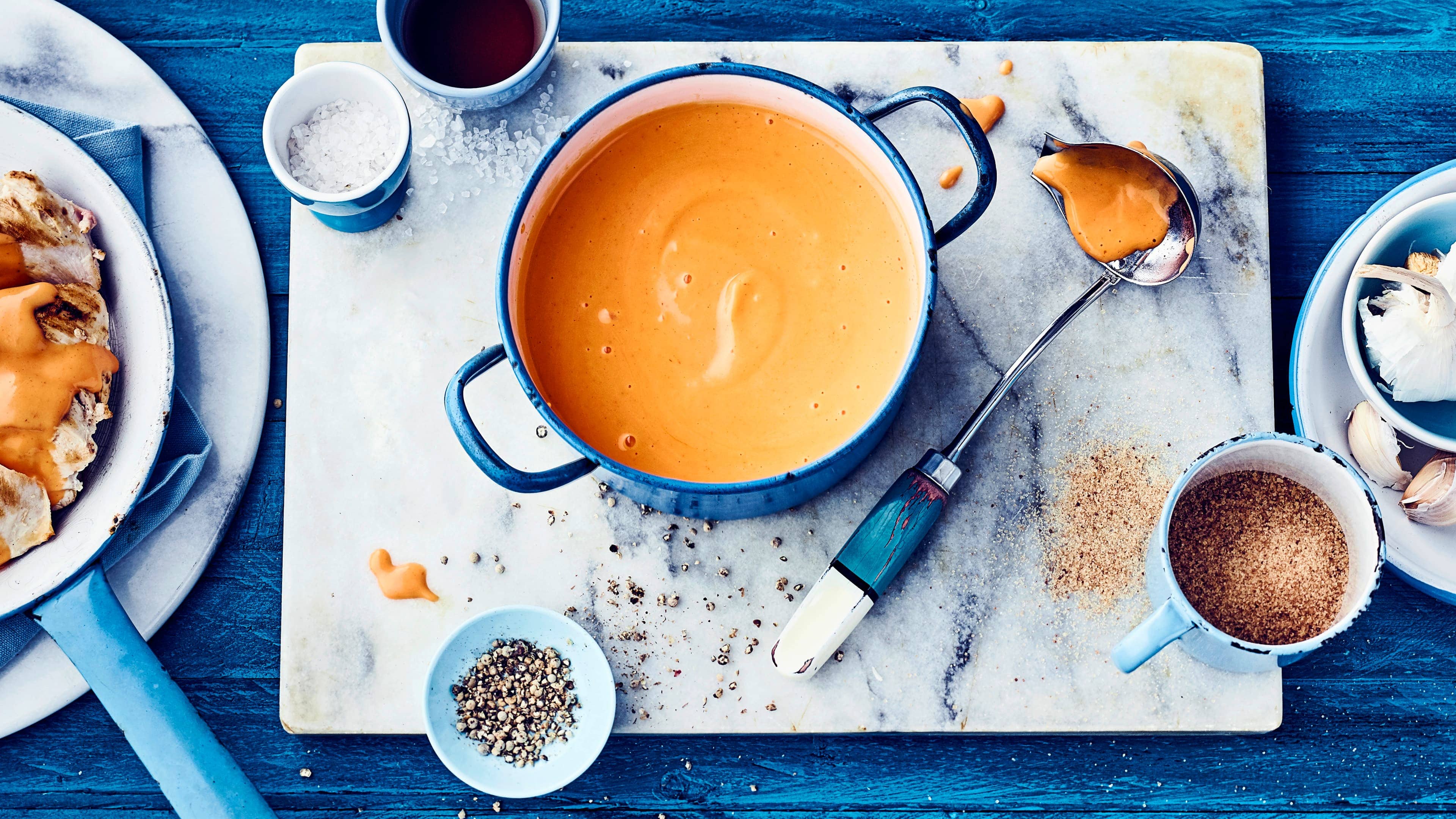Cocktailsauce Bereiten Sie nach unserem Cocktailsaucen-Rezept einen leckeren Dip für Krabben oder gegrilltes Fleisch zu. Die süßlich-pikante Soße passt auch zu Gemüse.