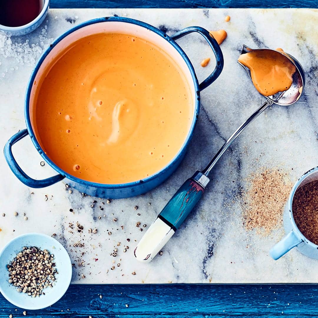 Bereiten Sie nach unserem Cocktailsaucen-Rezept einen leckeren Dip für Krabben oder gegrilltes Fleisch zu. Die süßlich-pikante Soße passt auch zu Gemüse.