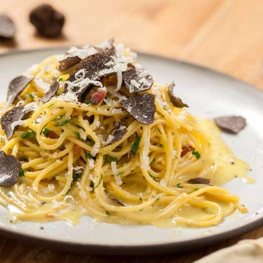 Bereiten Sie mit unserem Trüffel-Pasta-Rezept hausgemachte Nudeln mit aromatischem Wildpilz zu und genießen Sie den nussigen Geschmack des edlen Gerichts.