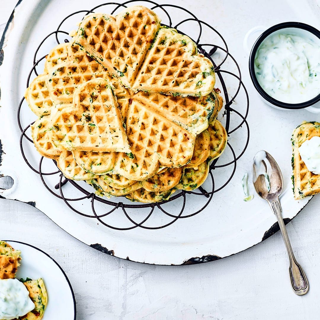Ob als Snack zwischendurch oder als Hauptgericht: Herzhafte Waffeln mit Spinat und Feta machen Appetit auf mehr. Sie schmecken kalt ebenso gut wie warm - Probieren Sie es aus!