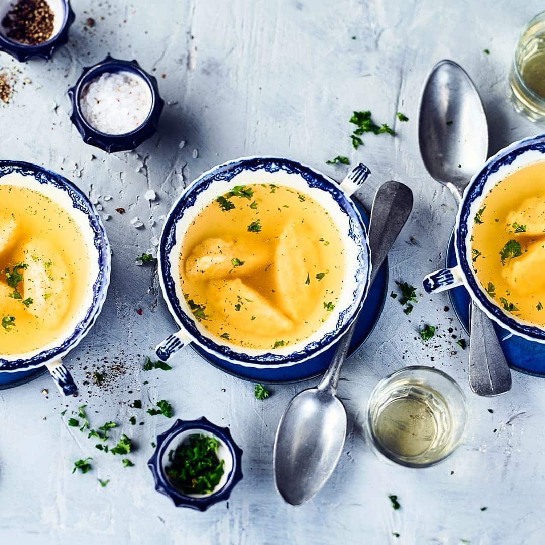 Köstliche Grießnockerl ganz einfach selbstgemacht. Alternativ können sie auch direkt in einer vorbereiteten Suppe garziehen und mit der Suppe serviert werden.