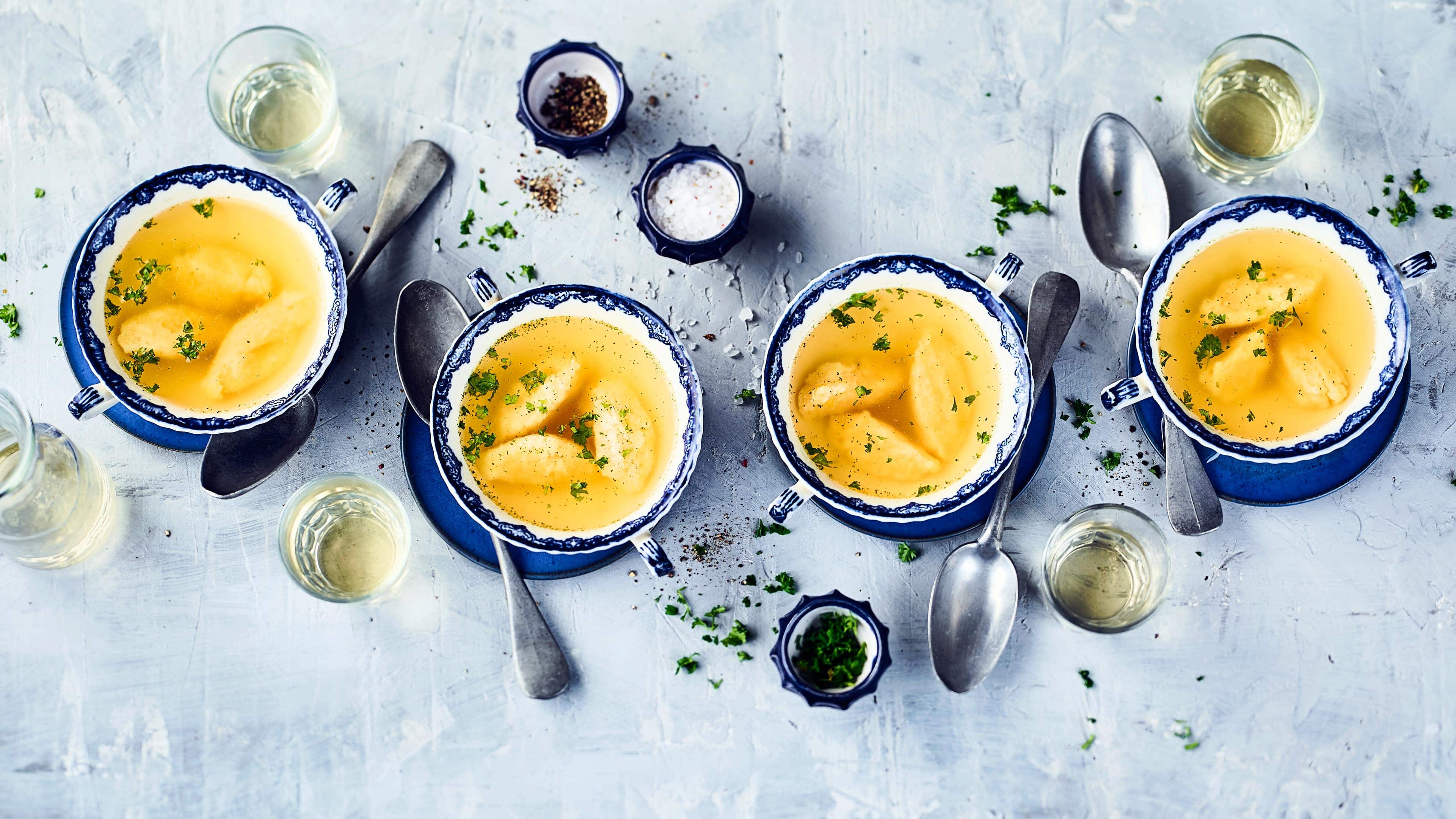 Grießnockerl Köstliche Grießnockerl ganz einfach selbstgemacht. Alternativ können sie auch direkt in einer vorbereiteten Suppe garziehen und mit der Suppe serviert werden.