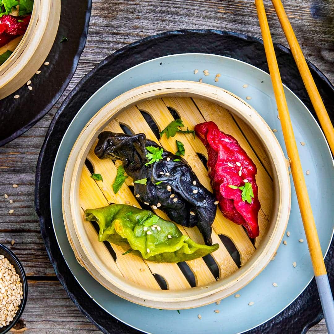 Dumplings sind kleine Teigtaschen und weil es so schön aussieht, haben wir sie bunt gemacht: Testen Sie doch einmal diese Regenbogen-Dumplings!