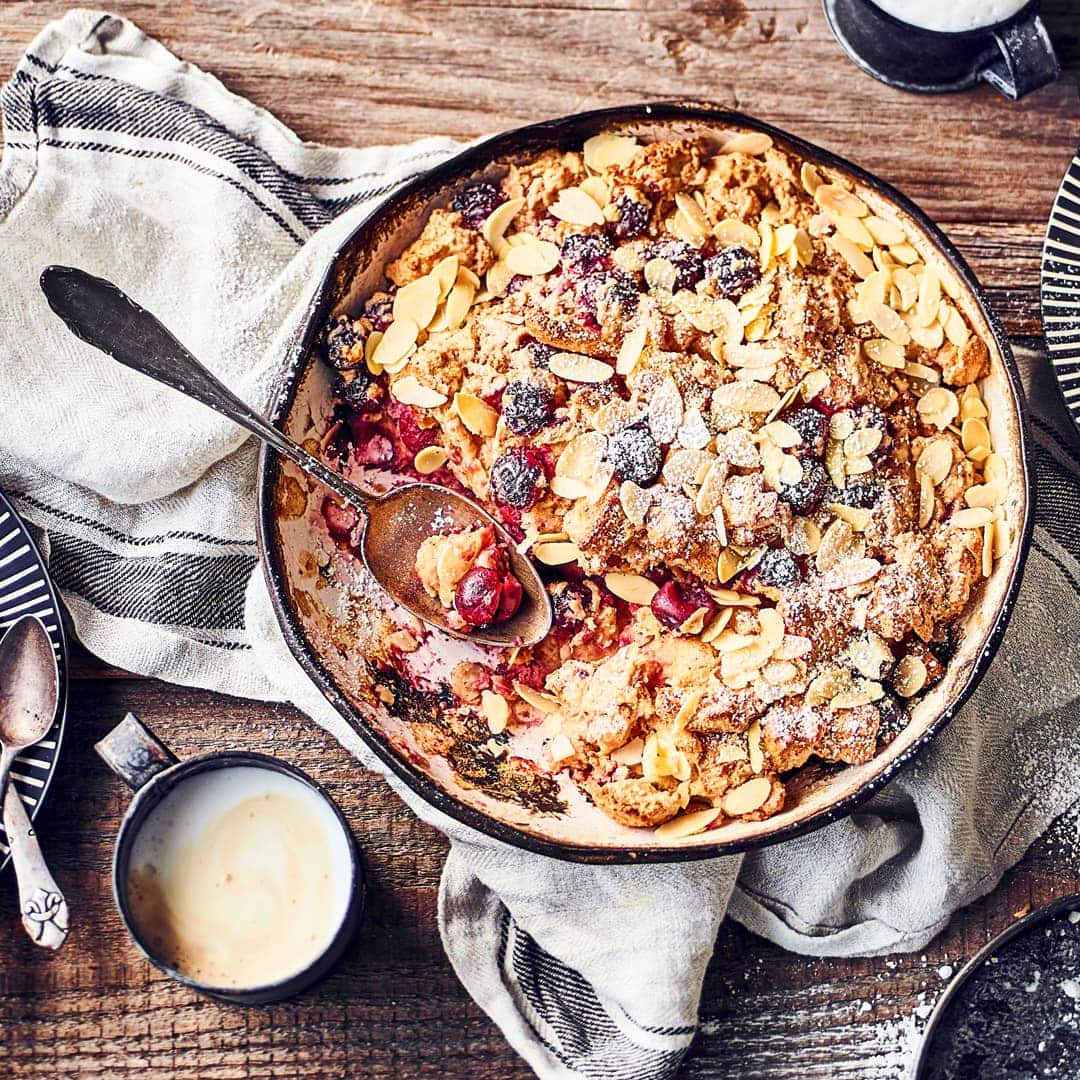 Ob als Nachtisch oder als Alternative zu Kuchen: Kirschmichel ist eine köstliche Süßspeise der deutschen Küche und ganz einfach selbergemacht.