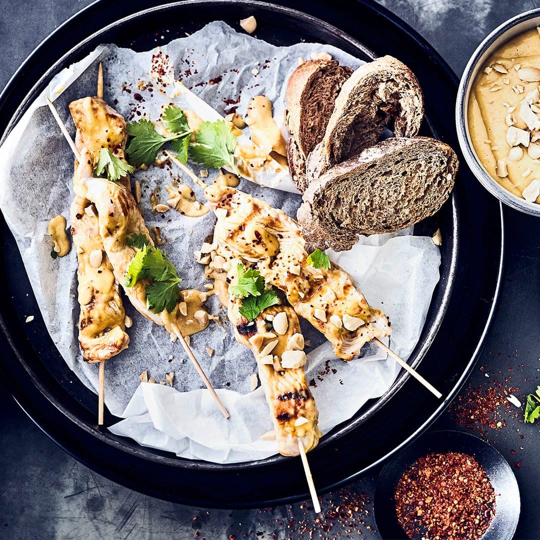 Saftige Thai-Putenspieße vom Grill oder aus der Pfanne stehen für fettarmen Fleischgenuss. Probieren Sie unser Rezept mit asiatischen Gewürzen aus!