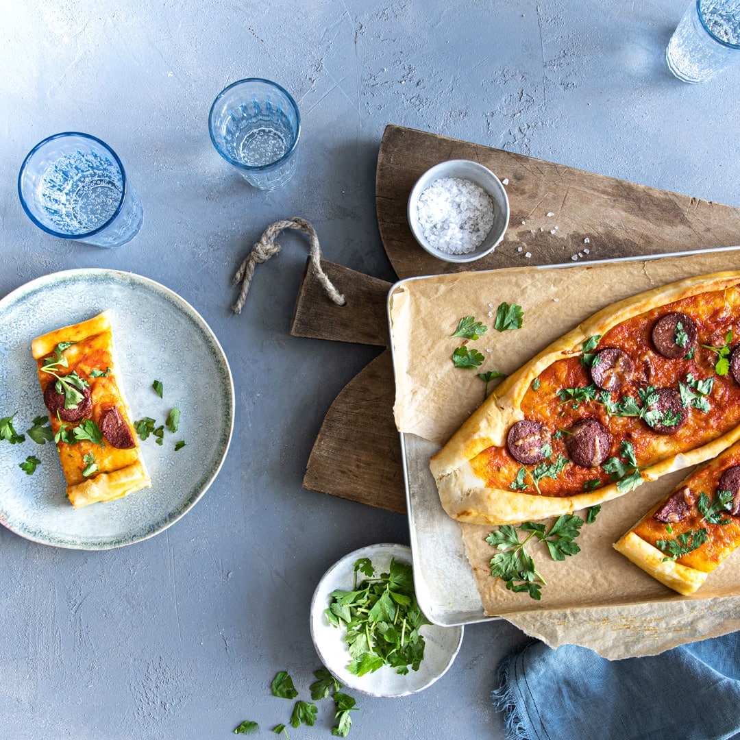 Besonders die Sucuk – eine türkische Knoblauchwurst - lässt die vielfach belegten Pide so lecker würzig werden.