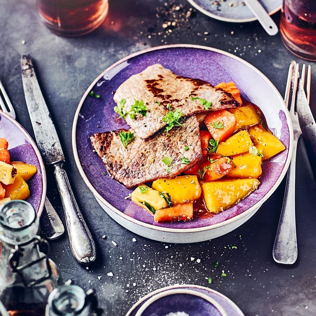 Hier treffen sich Kalbsschnitzel mit viel frischem Obst, Kokosmilch und exotischen Gewürzen. Dazu einfach Reis servieren und fertig sind die Hawaiischnitzel!