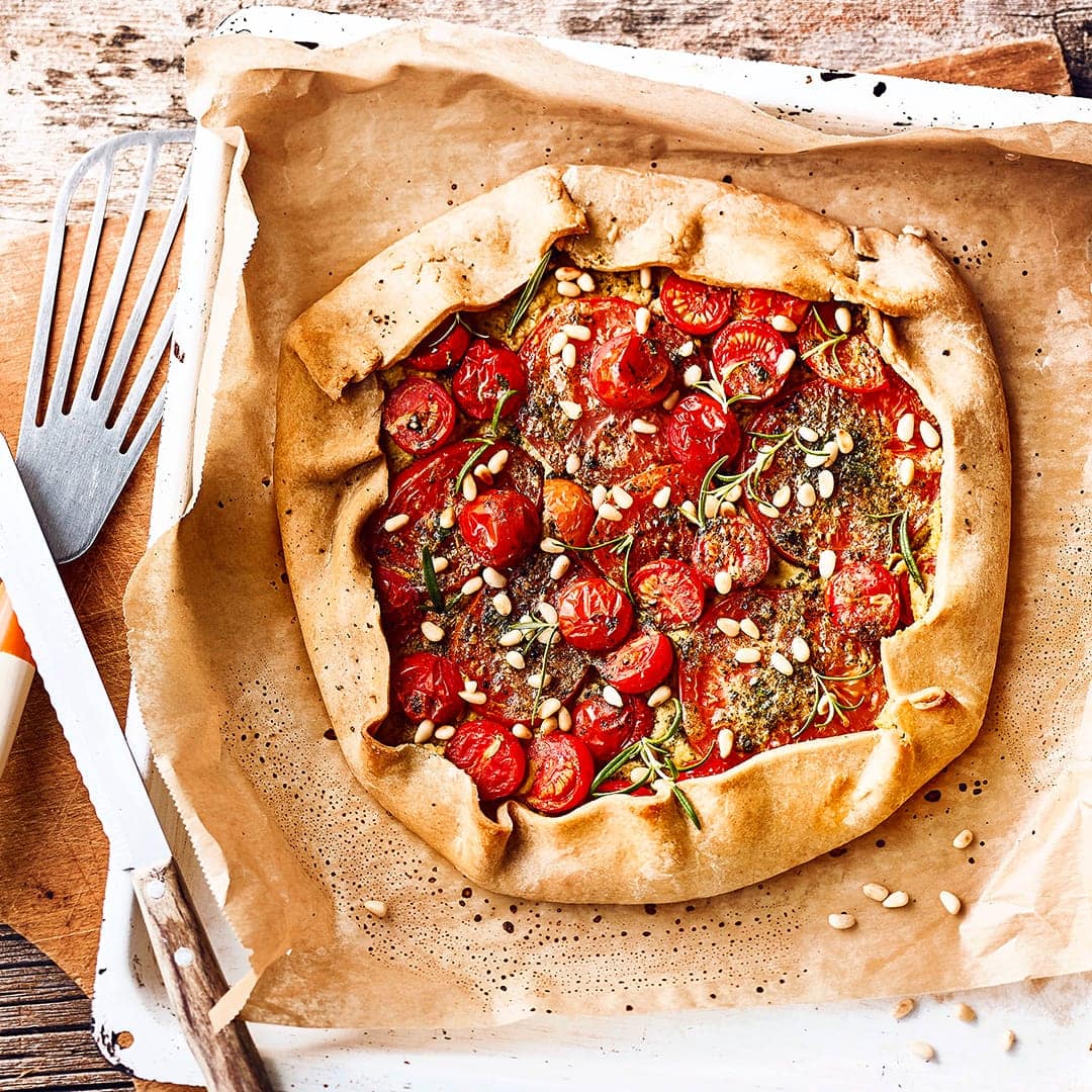 Eine köstliche Galette ganz ohne tierische Produkte: Unser Rezept für vegane Galette mit Tomaten, Spinat und Kichererbsen.