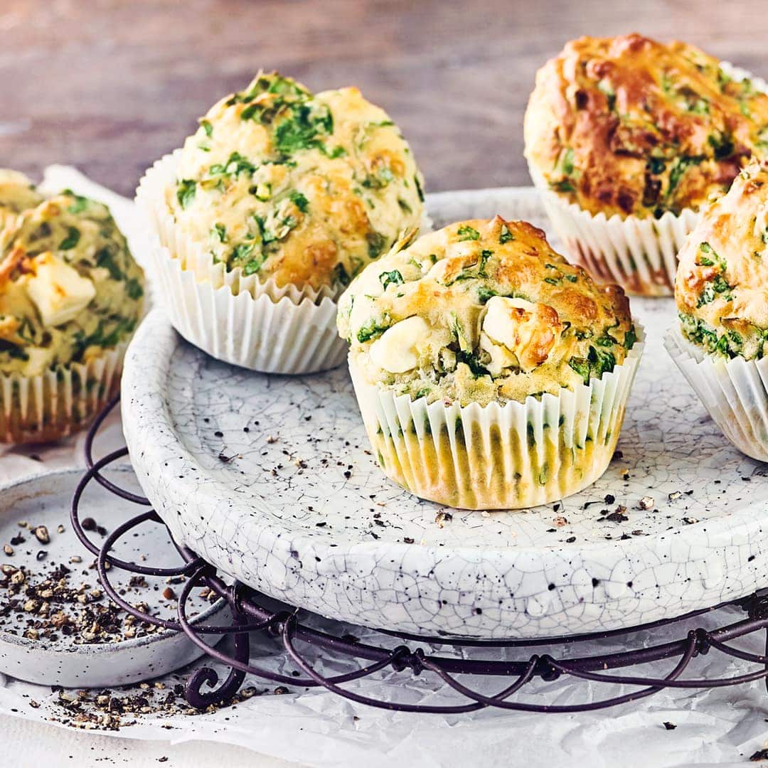 Herzhafte Muffins mit frischem Spinat und Feta sind so schnell gegessen wie sie zubereitet wurden. Ob für Zwischendurch, für die Mittagspause oder Partybuffet – die Muffins gehen einfach immer weg.