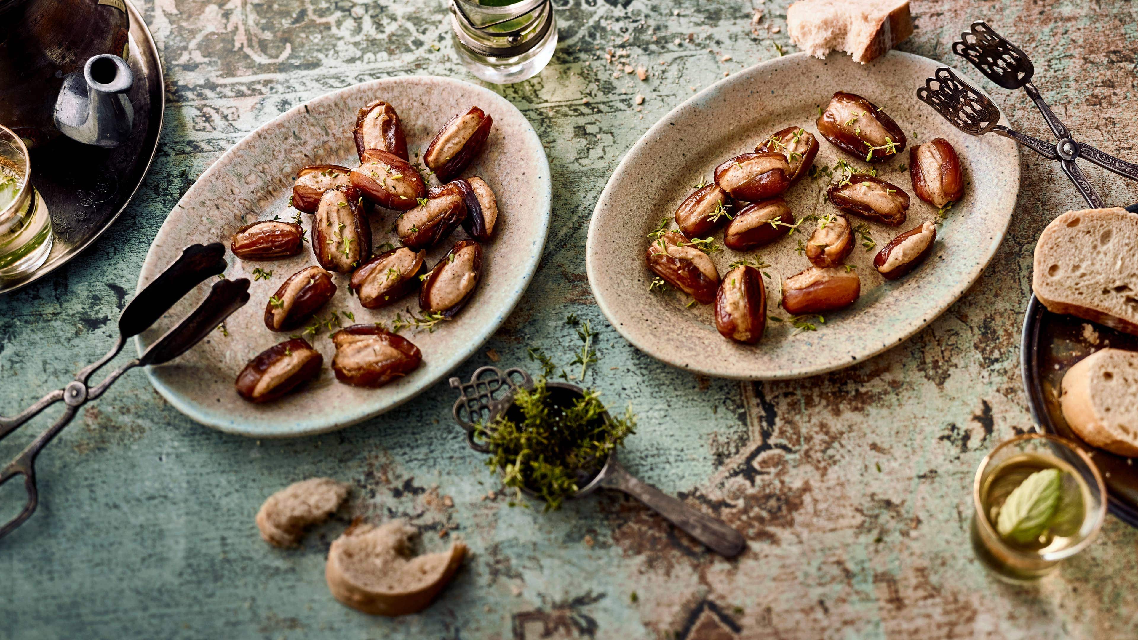 Gefüllte Datteln Köstlich gefüllte Datteln mit Ziegenfrischkäse und karamellisierten Walnüssen. Dazu passt gut gegrilltes Fleisch oder Baguette.
