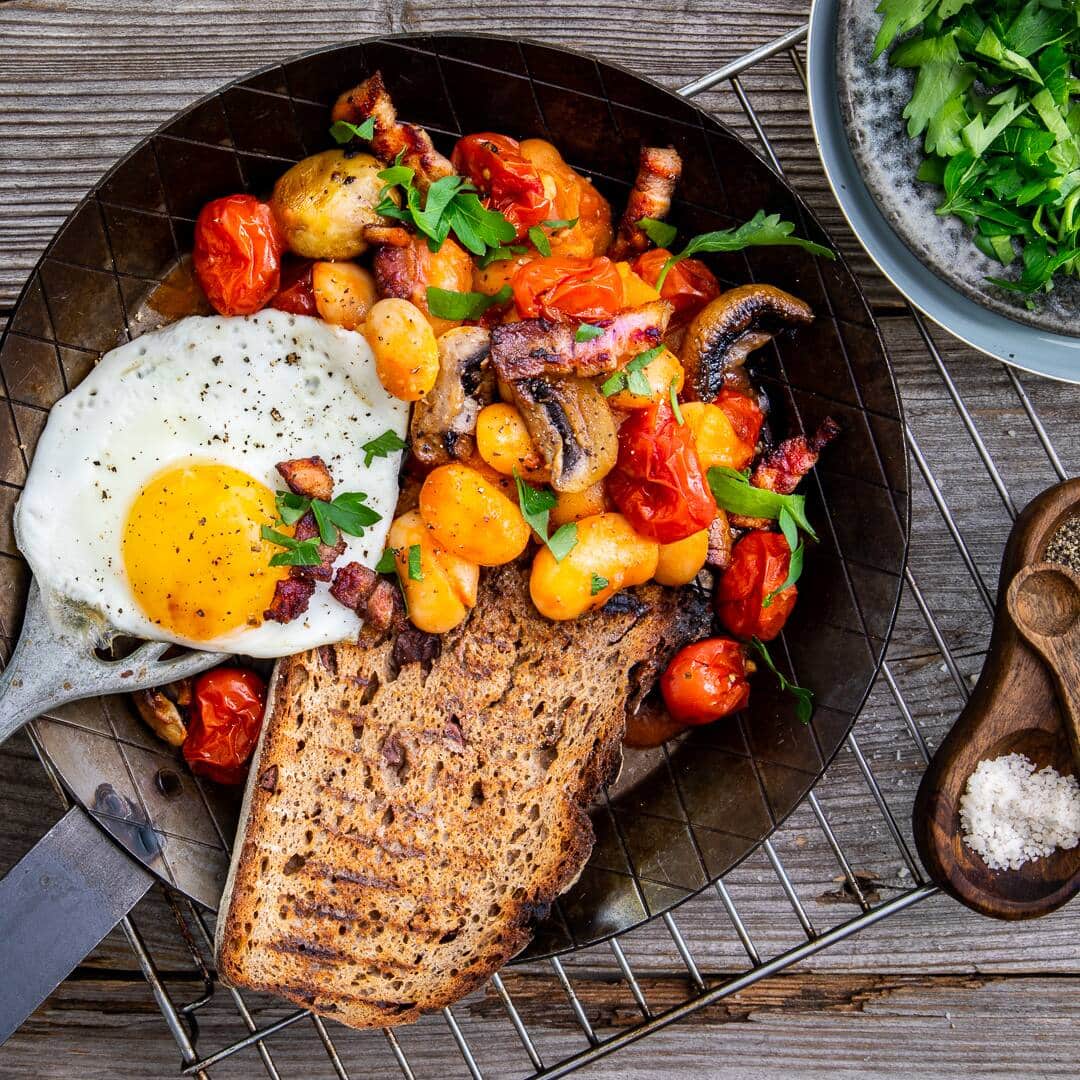 Lust auf ein Englisches Frühstück mit süßen Kirschtomaten, selbstgemachten würzigen Baked Beans und knusprigem Bacon? Dann probieren Sie unser Rezept und starten Sie herzhaft in den Tag!