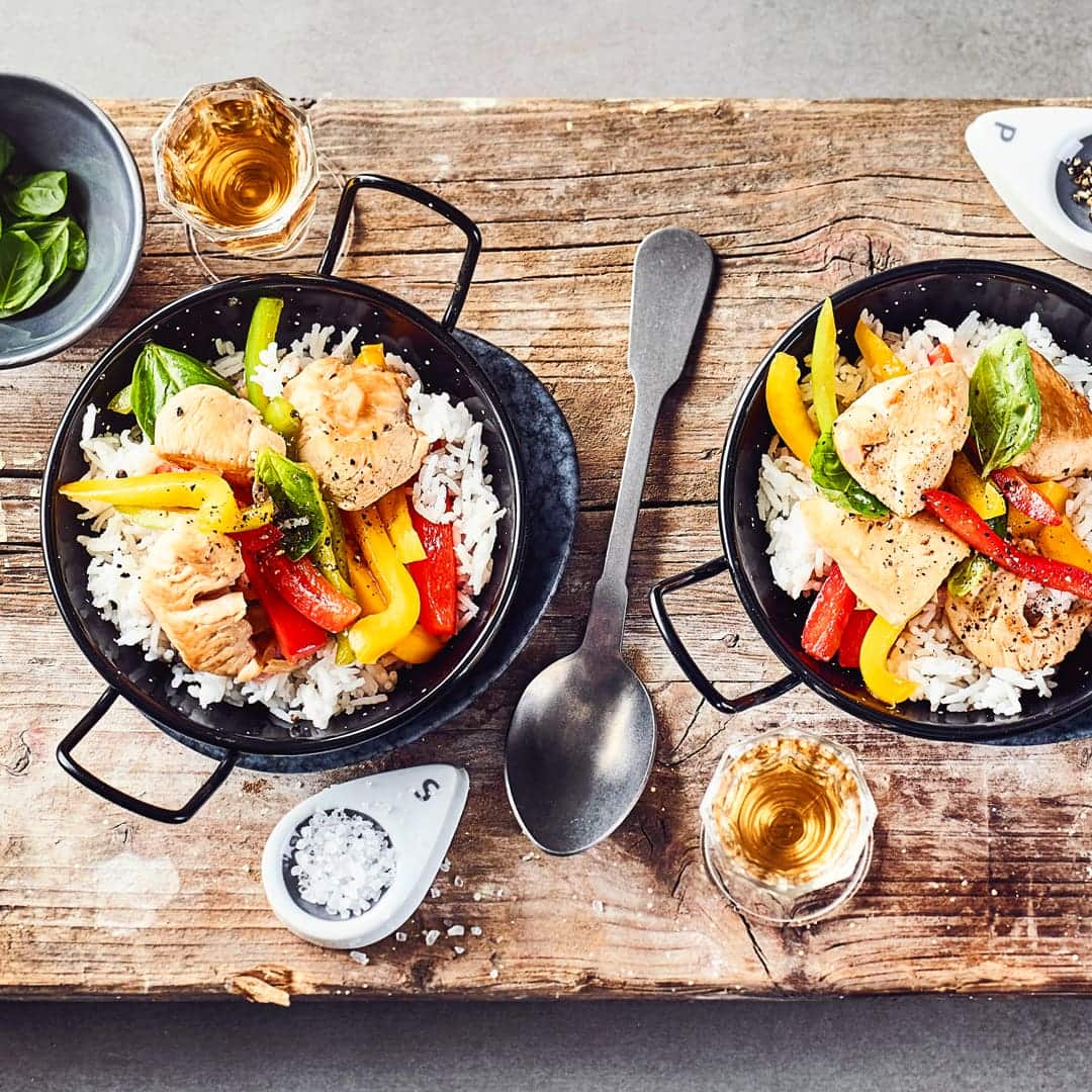 Neben der Variante mit Hackfleisch schmeckt auch eine Paprikapfanne mit Hähnchenbrustfilet super lecker und ist schnell zubereitet genau das Richtige für ein Mittag- oder Abendessen.