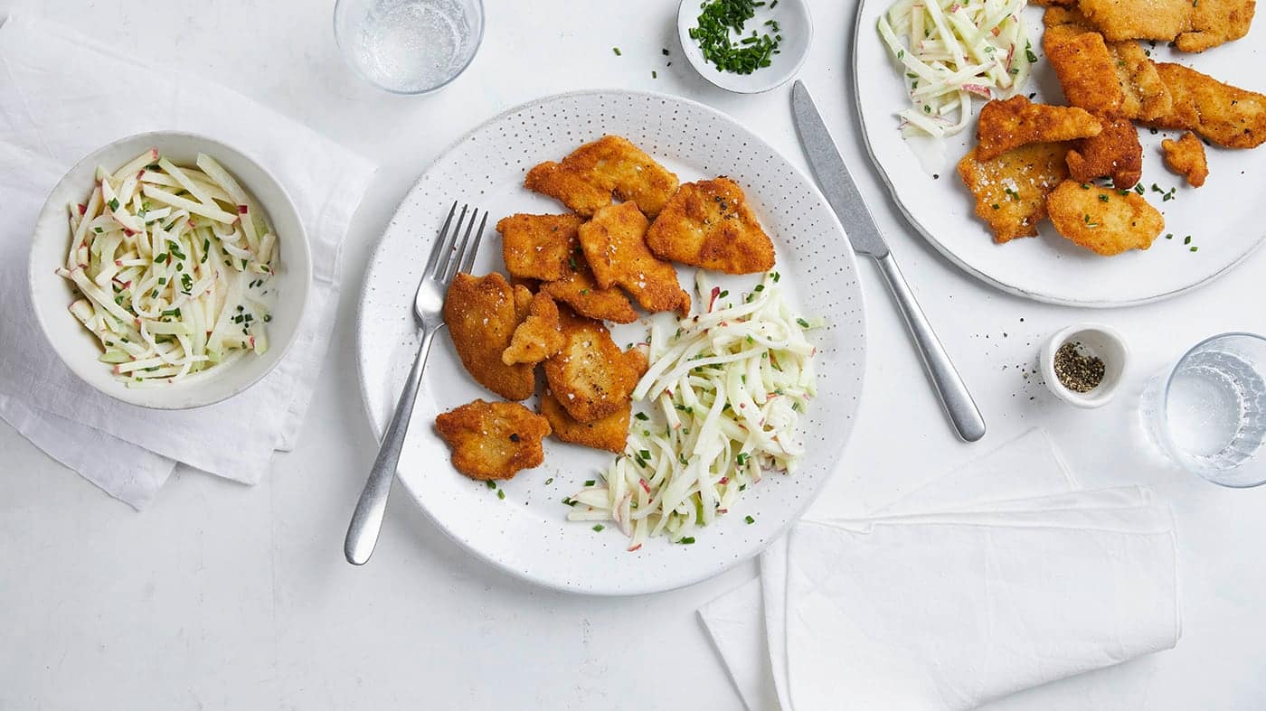 Hähnchenschnitzel mit Rahmkohlrabi-Salat Hähnchenschnitzel mit Rahmkohlrabi-Salat