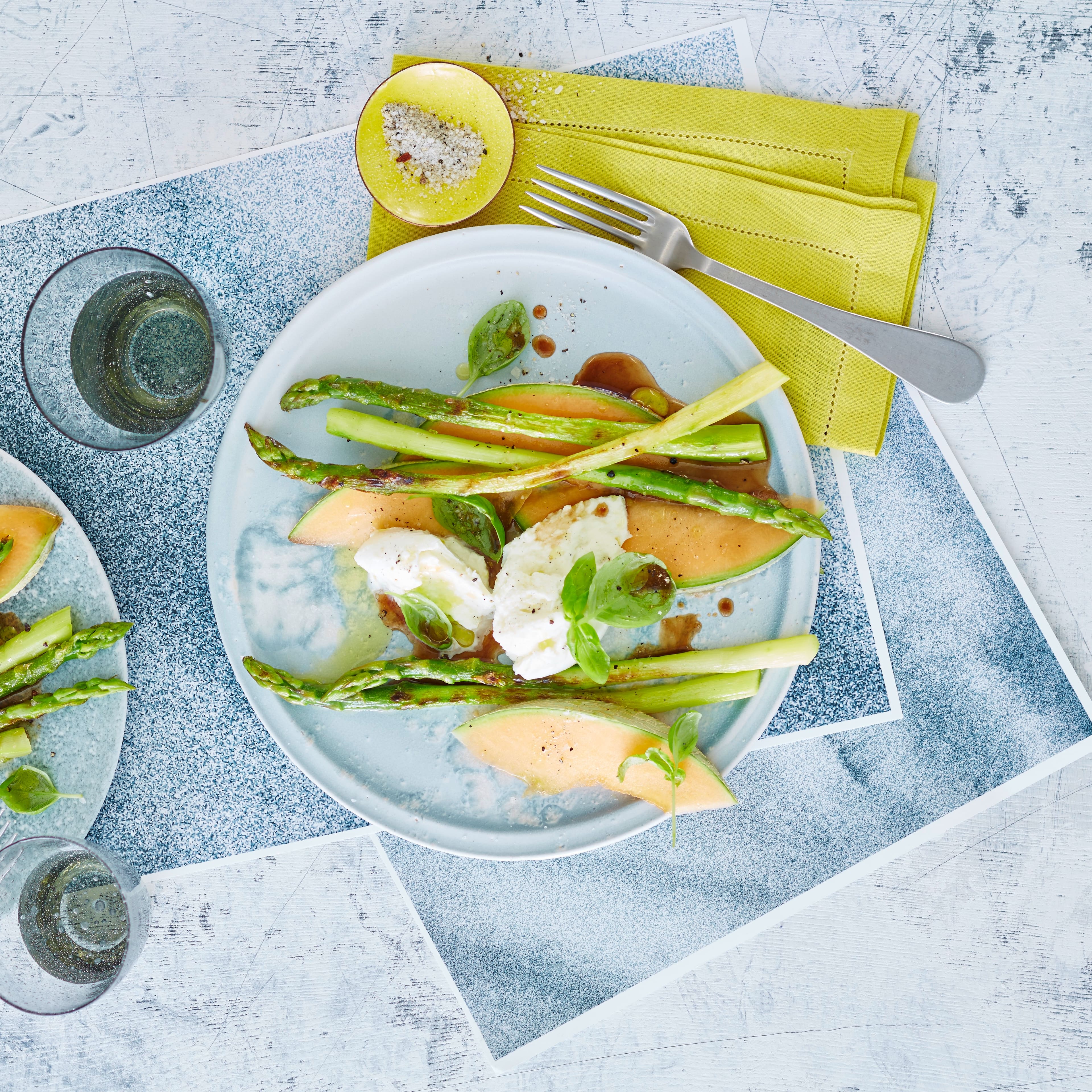 Dieses vegetarische Gericht wird Sie an heißen Sommertagen erfrischen: Probieren unser Rezept für gegrillten grünen Spargel einmal aus – mit Cantaloupe-Melone, Mozzarella und Basilikum an Balsamico-Honig-Dressing!