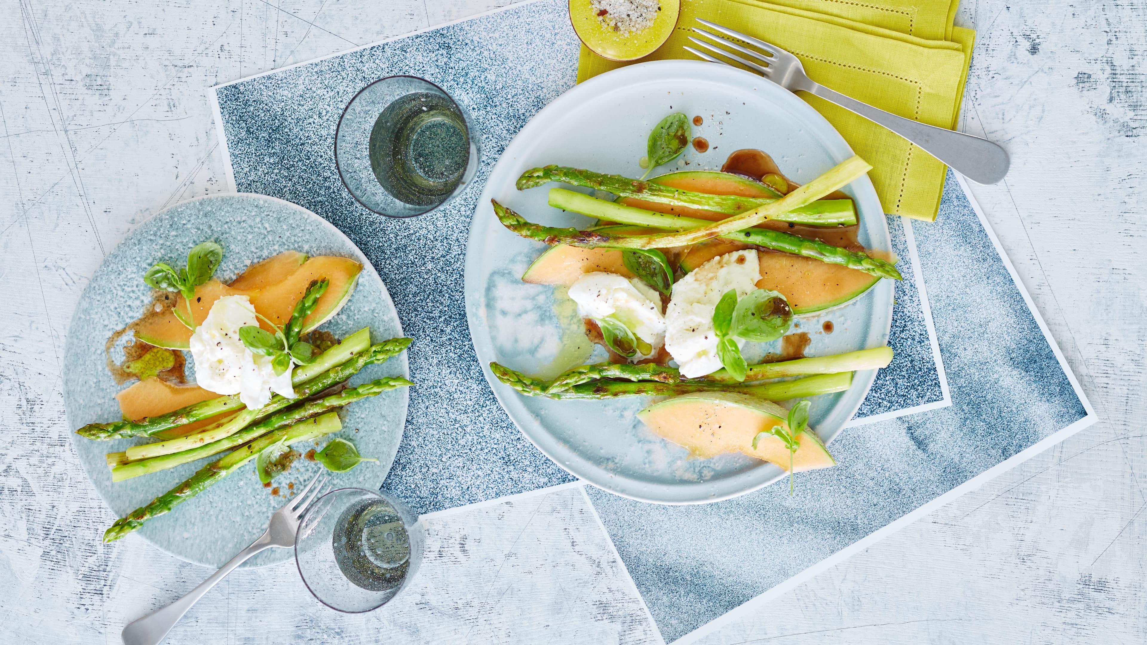 Gegrillter grüner Spargel Dieses vegetarische Gericht wird Sie an heißen Sommertagen erfrischen: Probieren unser Rezept für gegrillten grünen Spargel einmal aus – mit Cantaloupe-Melone, Mozzarella und Basilikum an Balsamico-Honig-Dressing!