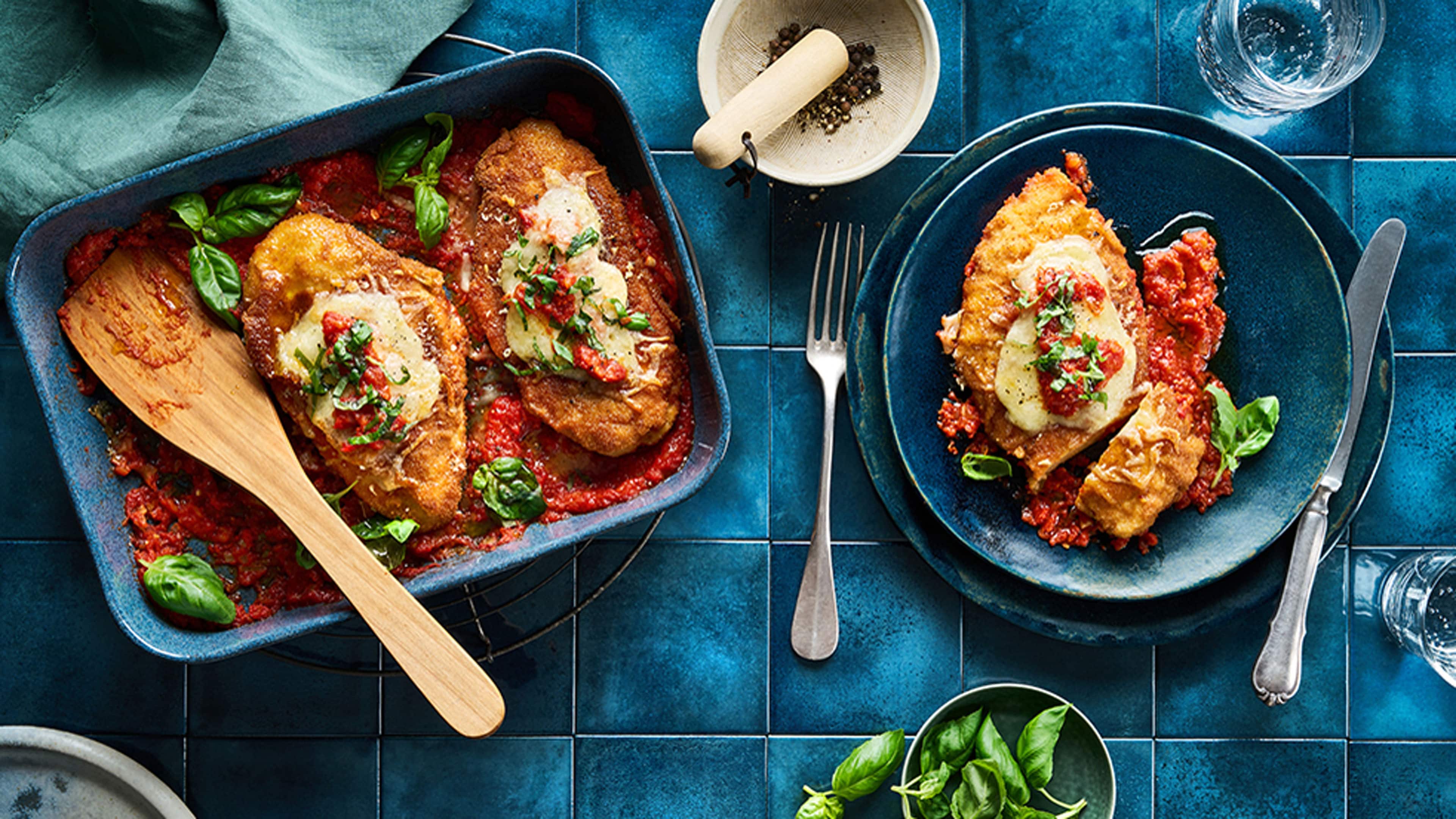 Hähnchenbrust Parmigiana mit Mozzarella Hähnchenbrust Parmigiana mit Mozzarella